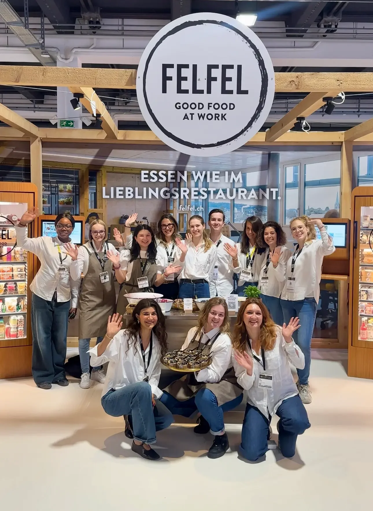 Besucher an HR Event entdecken innovative Lösungen für Büroverpflegung und Catering