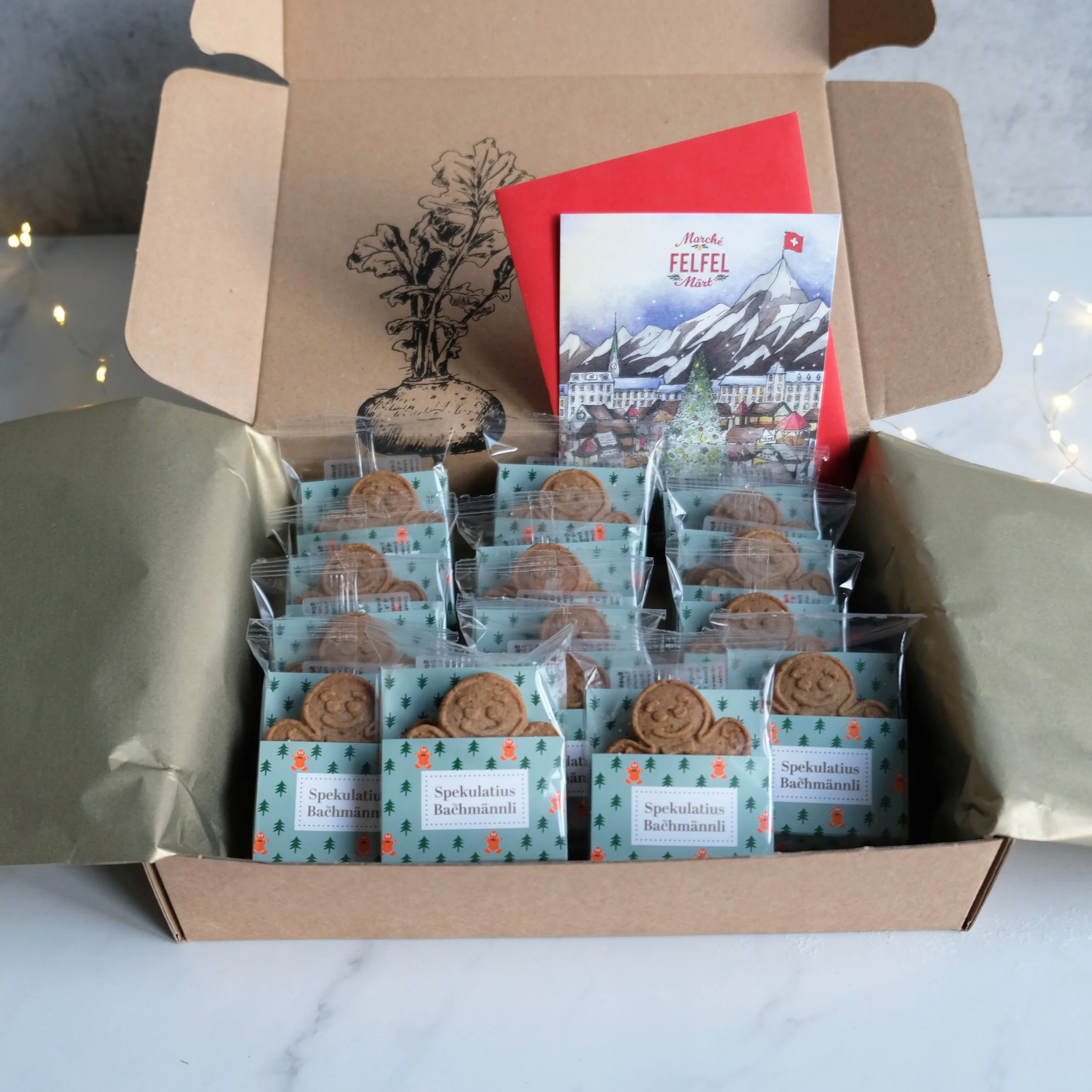 Geschenkbox gefüllt mit klassischen Spekulatiuskeksen.