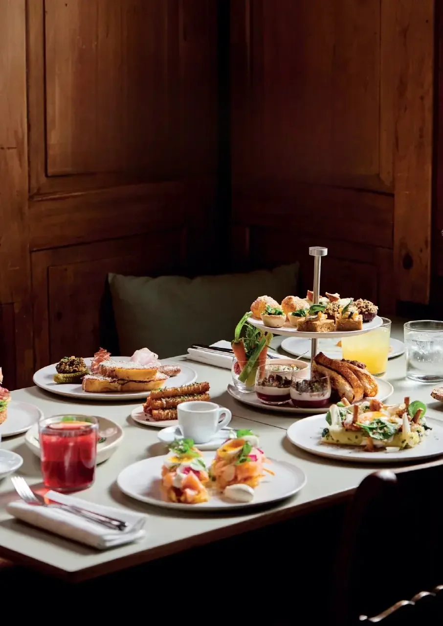 Gourmet Brunch mit regionalen Gerichten im Restaurant Drei Stuben Zürich – hochwertige Essenskultur als Inspiration für moderne Kantinenkonzepte in der Schweiz.