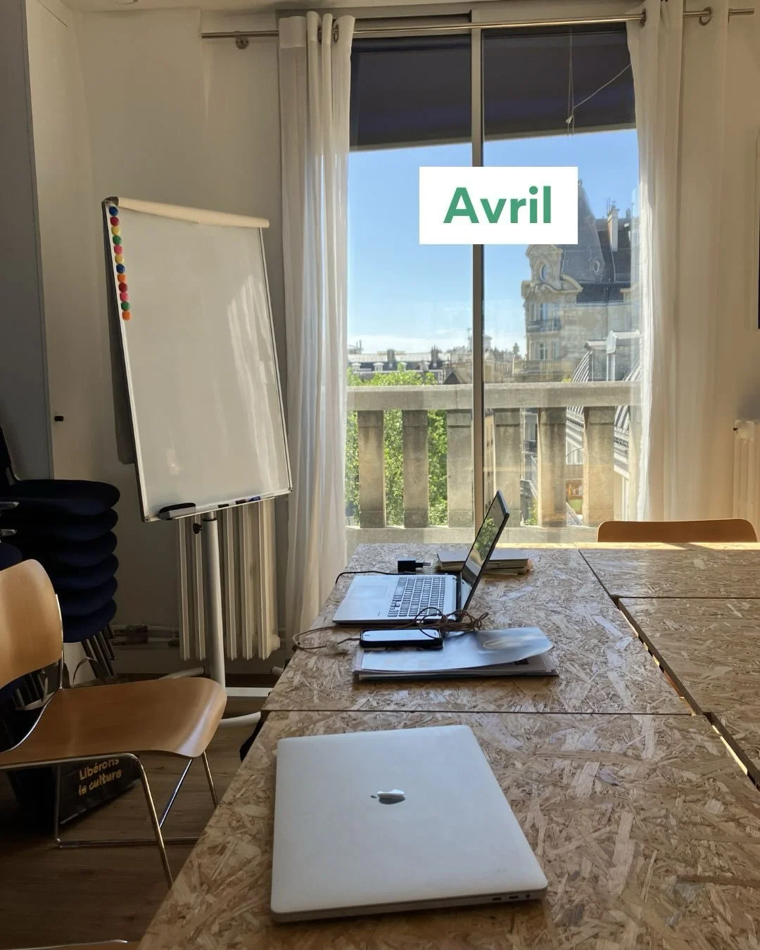 Un mois d&rsquo;avril plac&eacute; sous le signe des rencontres via des &eacute;v&eacute;nements, d&eacute;jeuners et coworkings. Un mois aussi de balades parisiennes, de culture avec des expos, et un concert. 🎶 et une super s&eacute;ance photo !