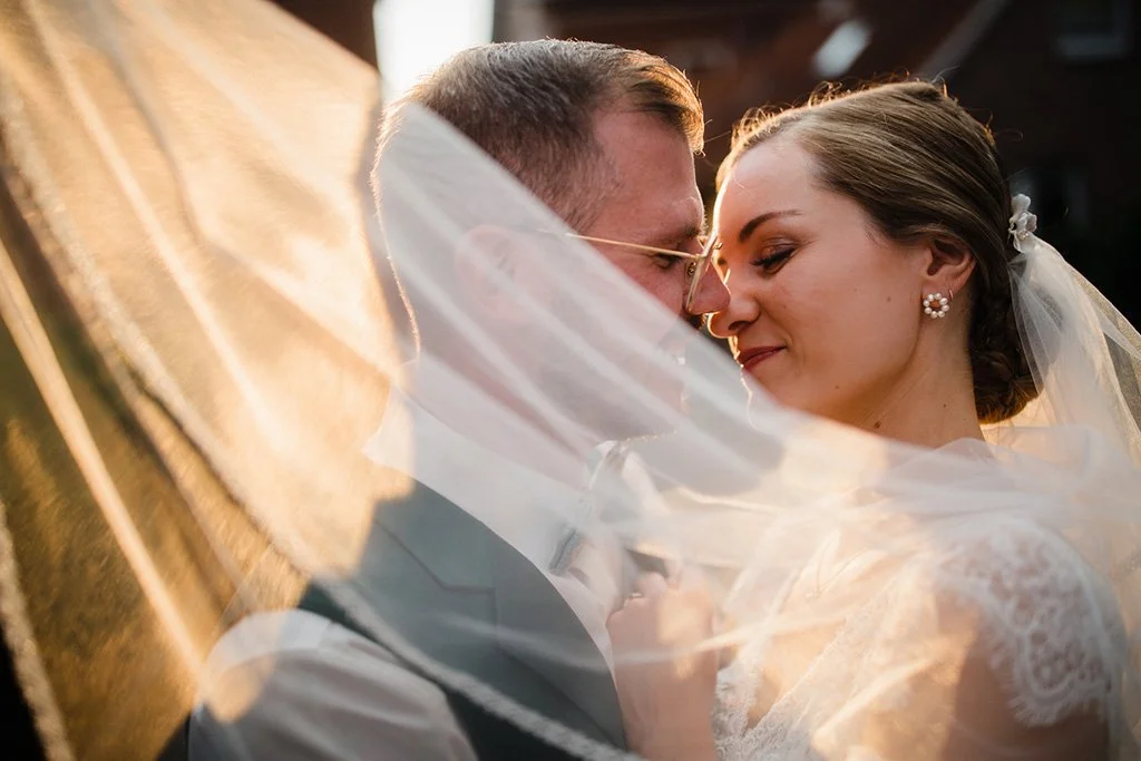 Ein Brautpaar in Stade auf Ihrer Hochzeit im Abendlicht
