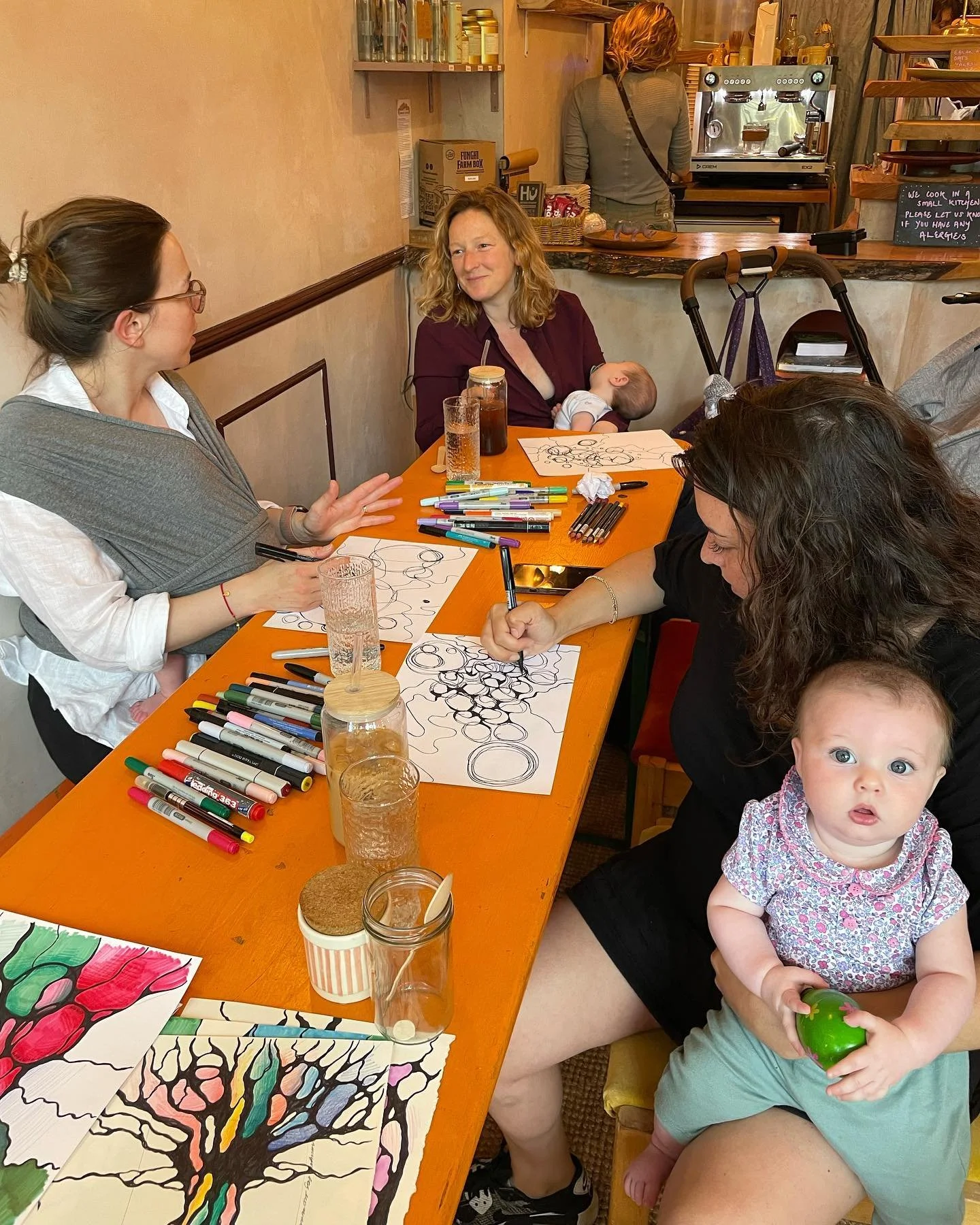 Our multitasking mums, hungry babies and wonderful abstract drawings at today&rsquo;s Tired Mamma #MindfulDrawing class.The cards did perform their magic today and matched the drawings ✨

#crouchendmums #crouchendcommunity #crouchendparents #neurogra