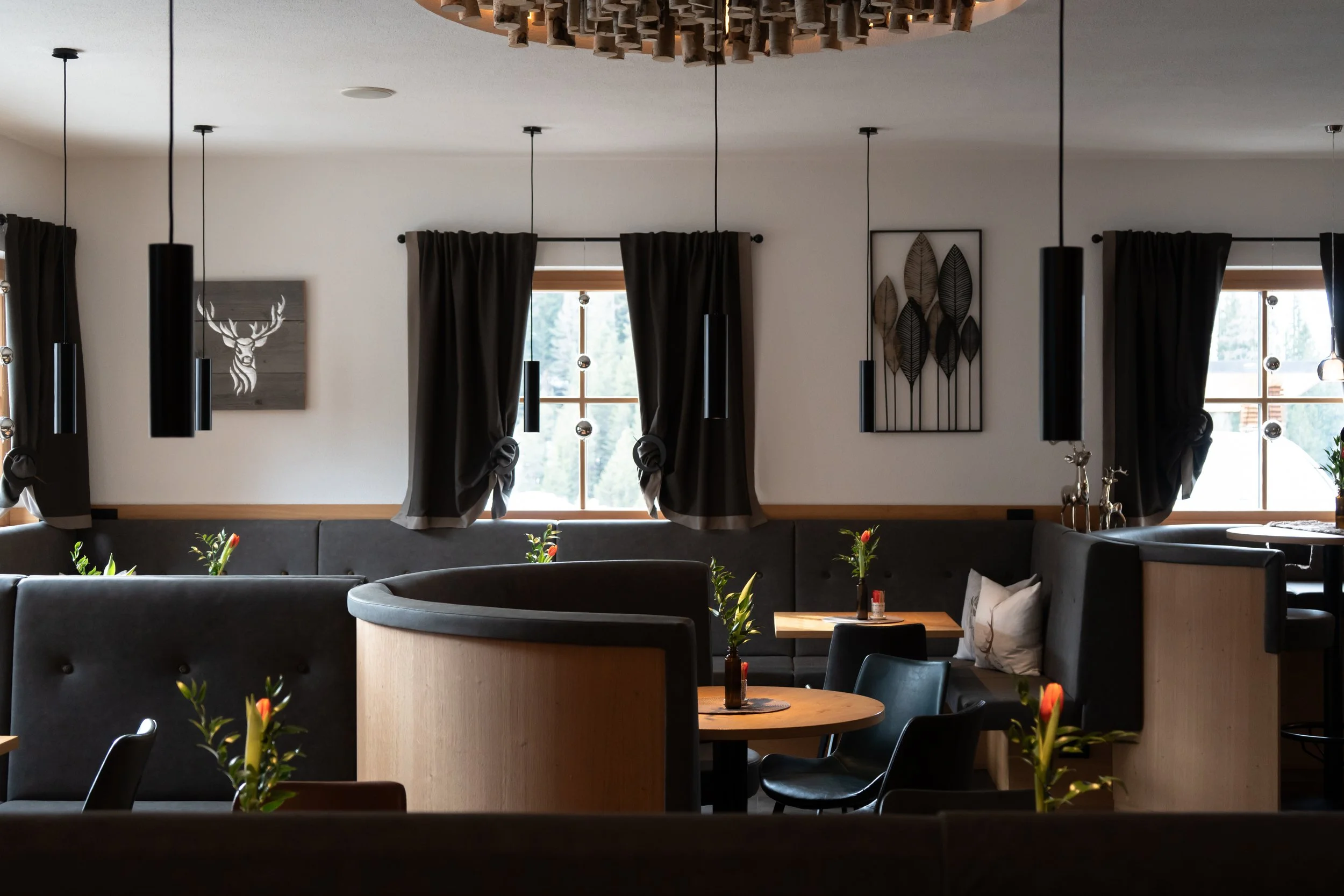 La Fradora Dolomites Wellness Hotel in San Cassiano, Alta Badia - Image of the bar area showing banquette seating in a day light setting