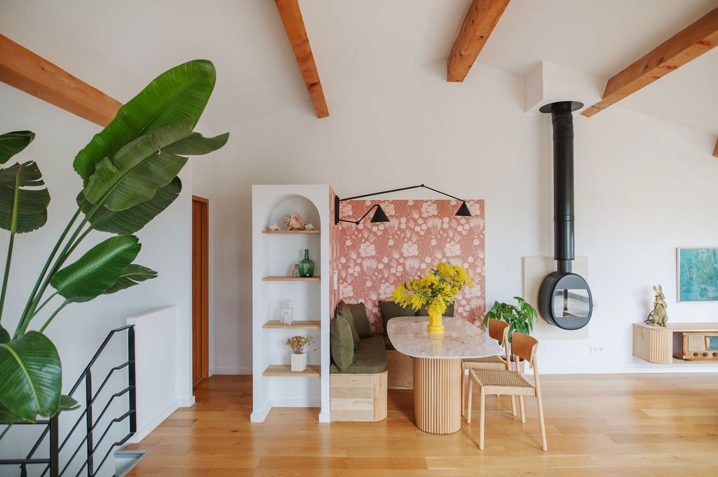 Salle à mange avec banquette, papier peint et table marbre extensible, chaises bois. Décoratrice Eloïse Obino