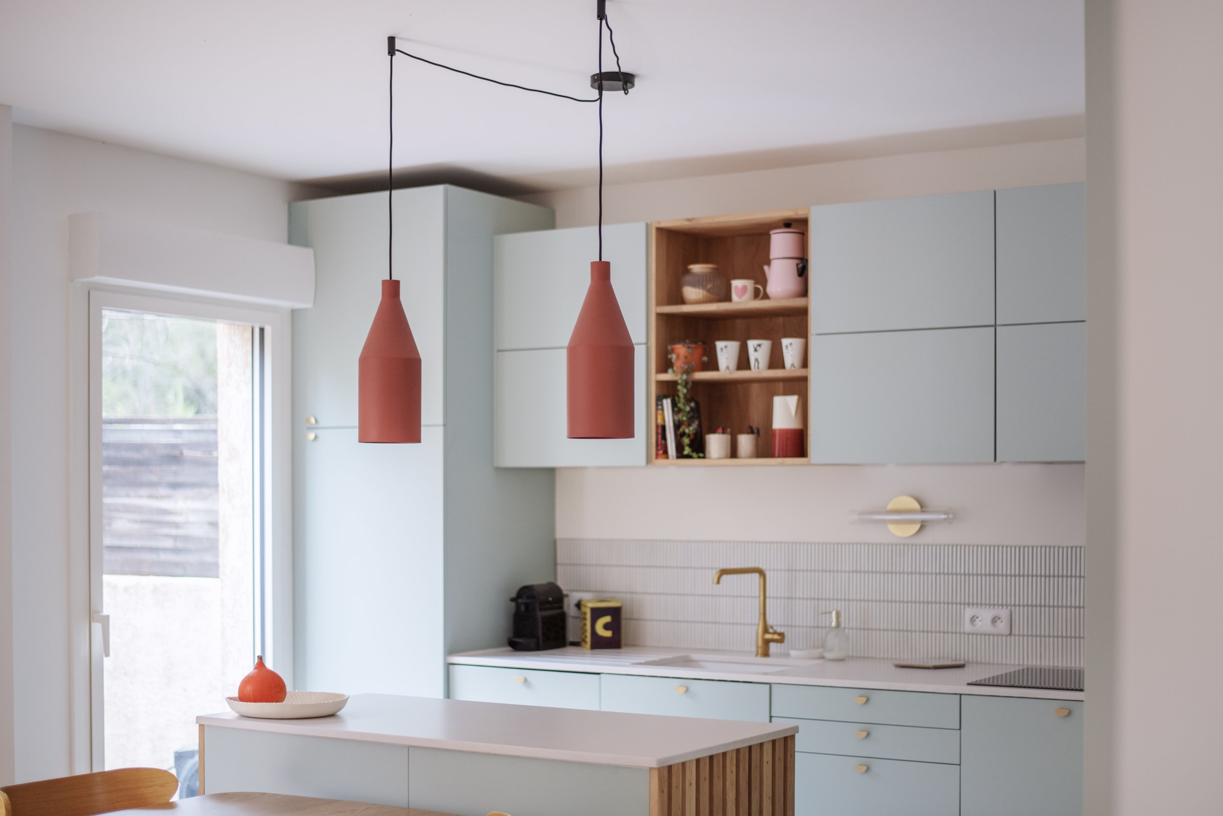 Cuisine bleu ciel design Eloise Obino Décoration. Suspensions terre cuite.