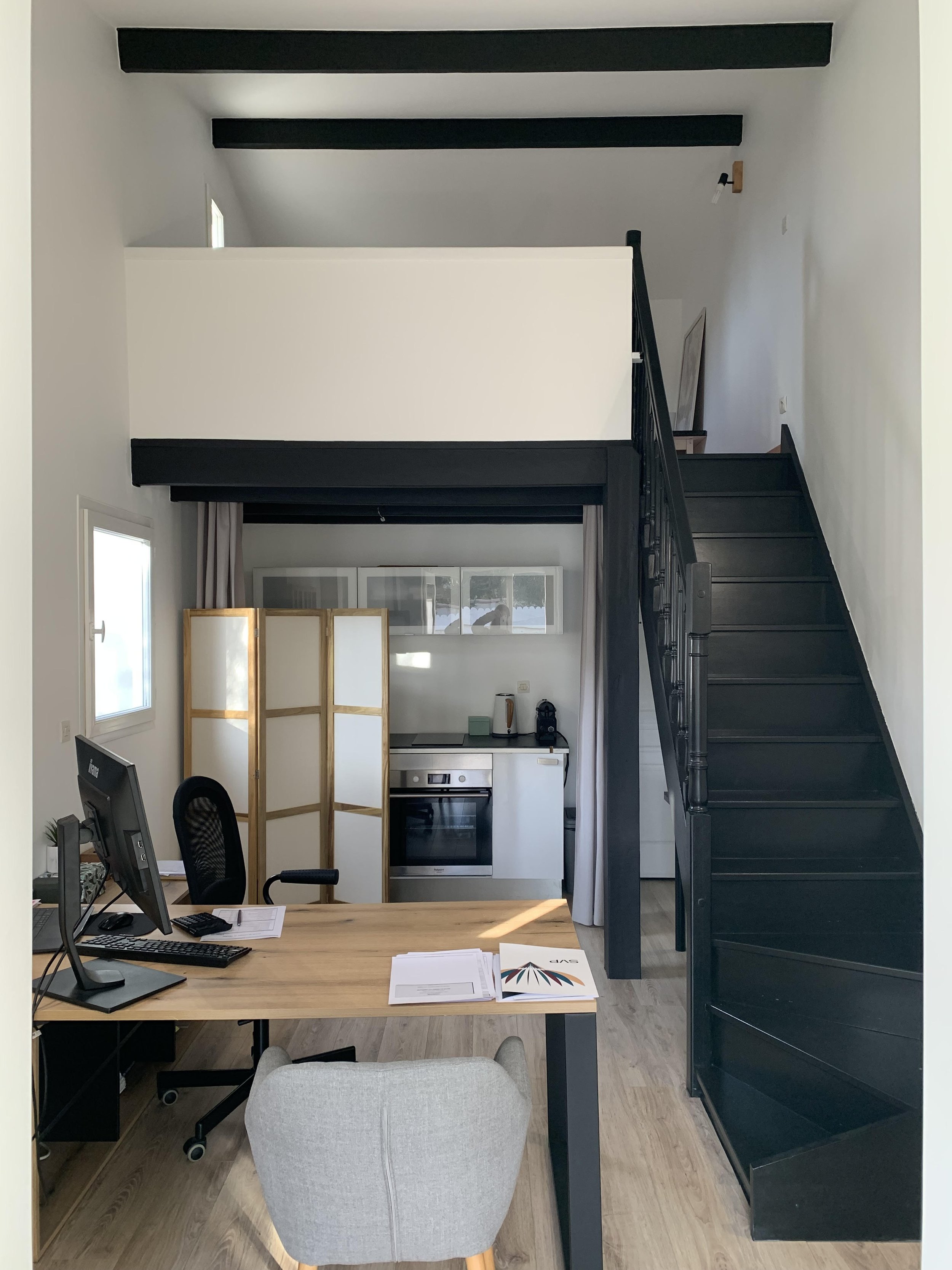 Rénovation d'un studio, transformation en bureau professionnel. Aménagement et décoration d'un bureau. Avant après.