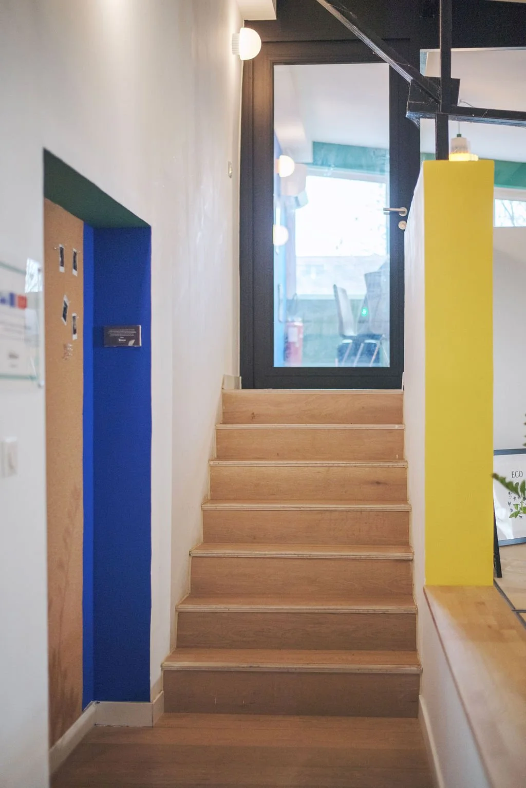 Décoration couloir avec couleur bleu Klein, jaune vif et vert botanique.
