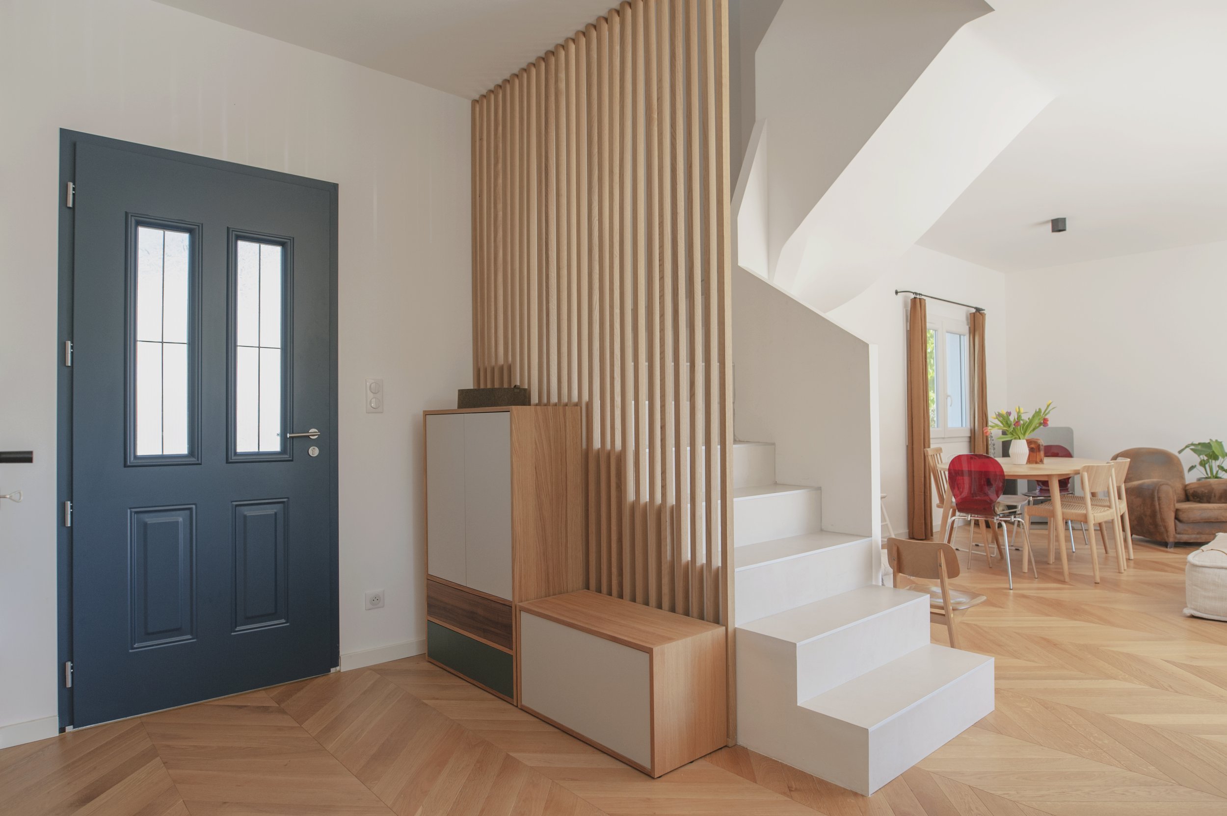 Aménagement d'une entrée, meuble sur mesure et claustra bois