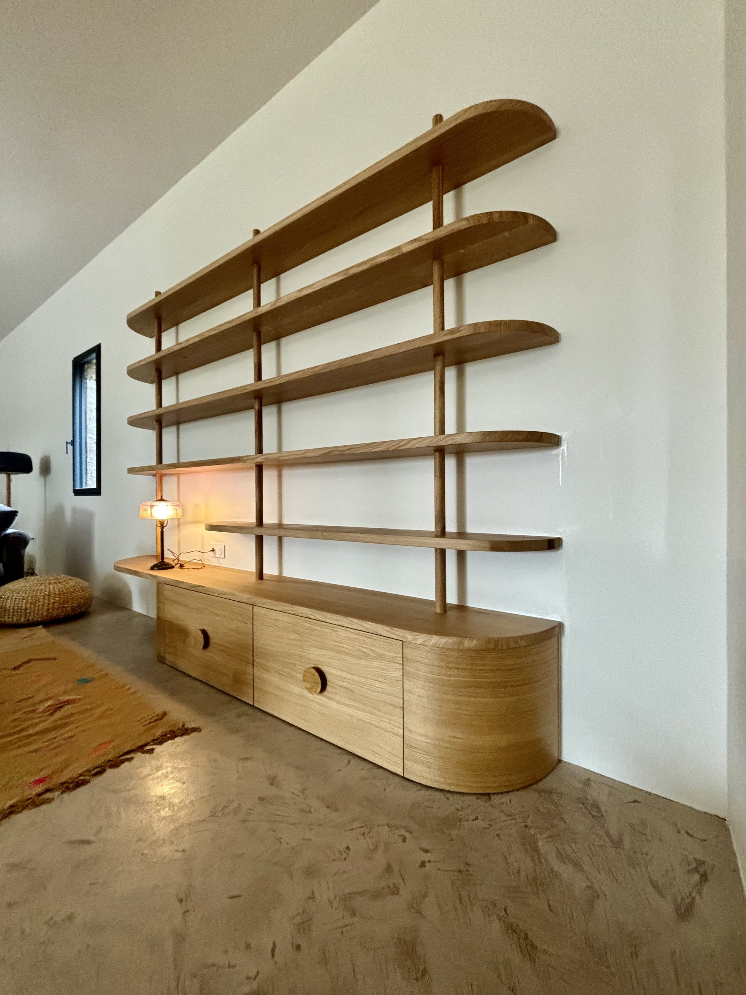 Conception et design d'un meuble sur mesure bibliothèque salon, chêne massif et finitions étagères arrondies