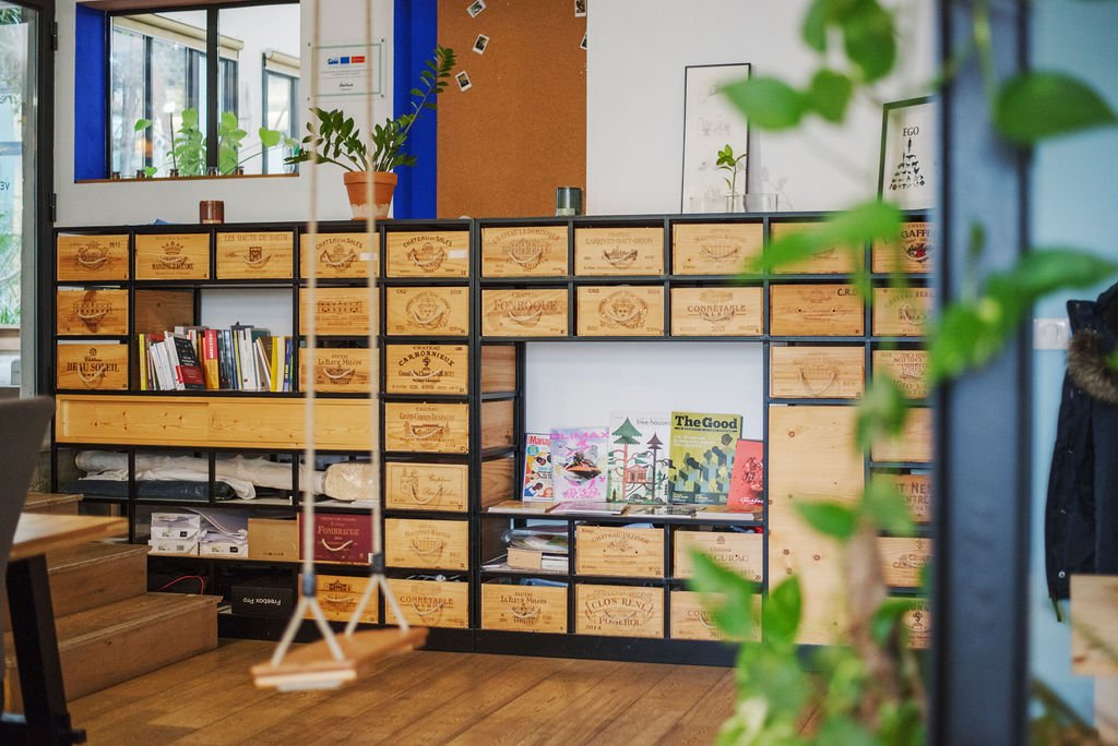 Meuble recyclé, balançoire, décoration entreprise eco design et ludique