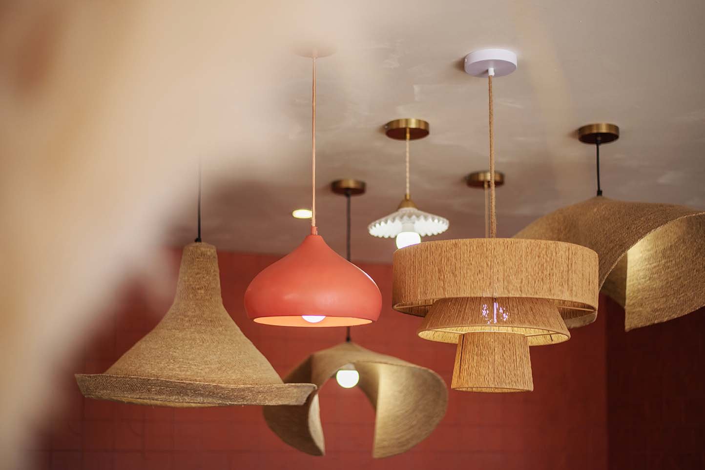 Aménagement d'espace et décoration d'intérieur à Aigues Mortes, Nîmes, Montpellier. Décoration restaurant bord de mer, style bohème. Luminaires accumulation.