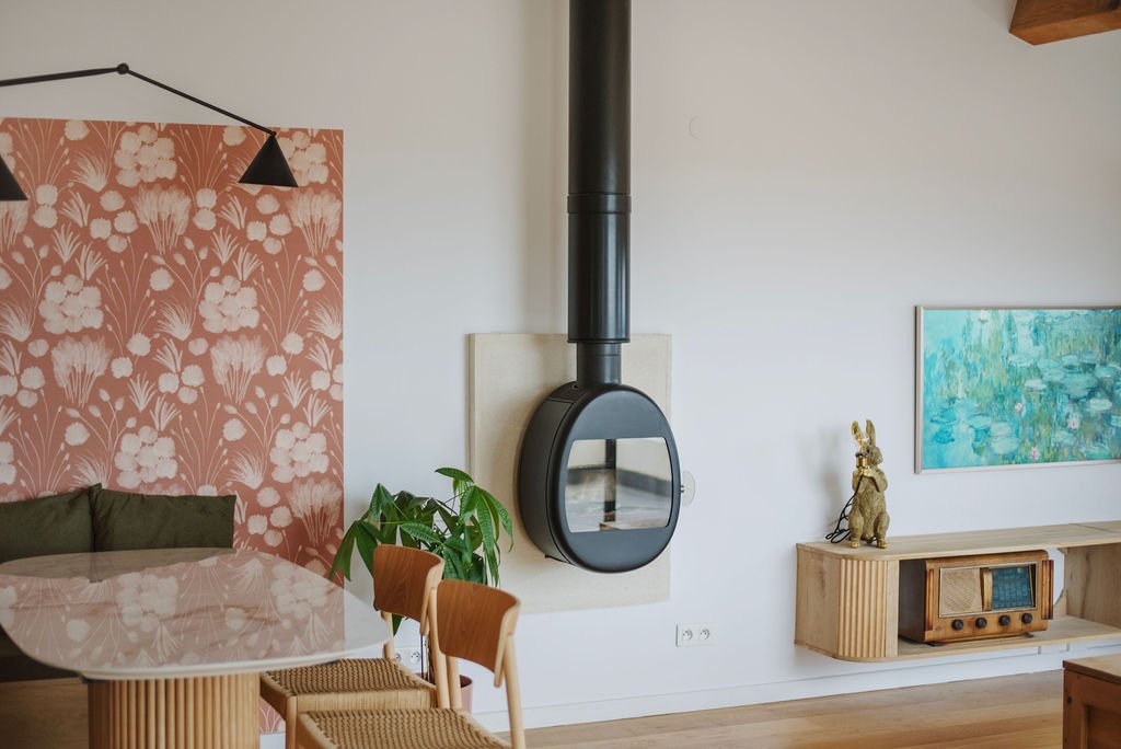 Poêle suspendu design salon