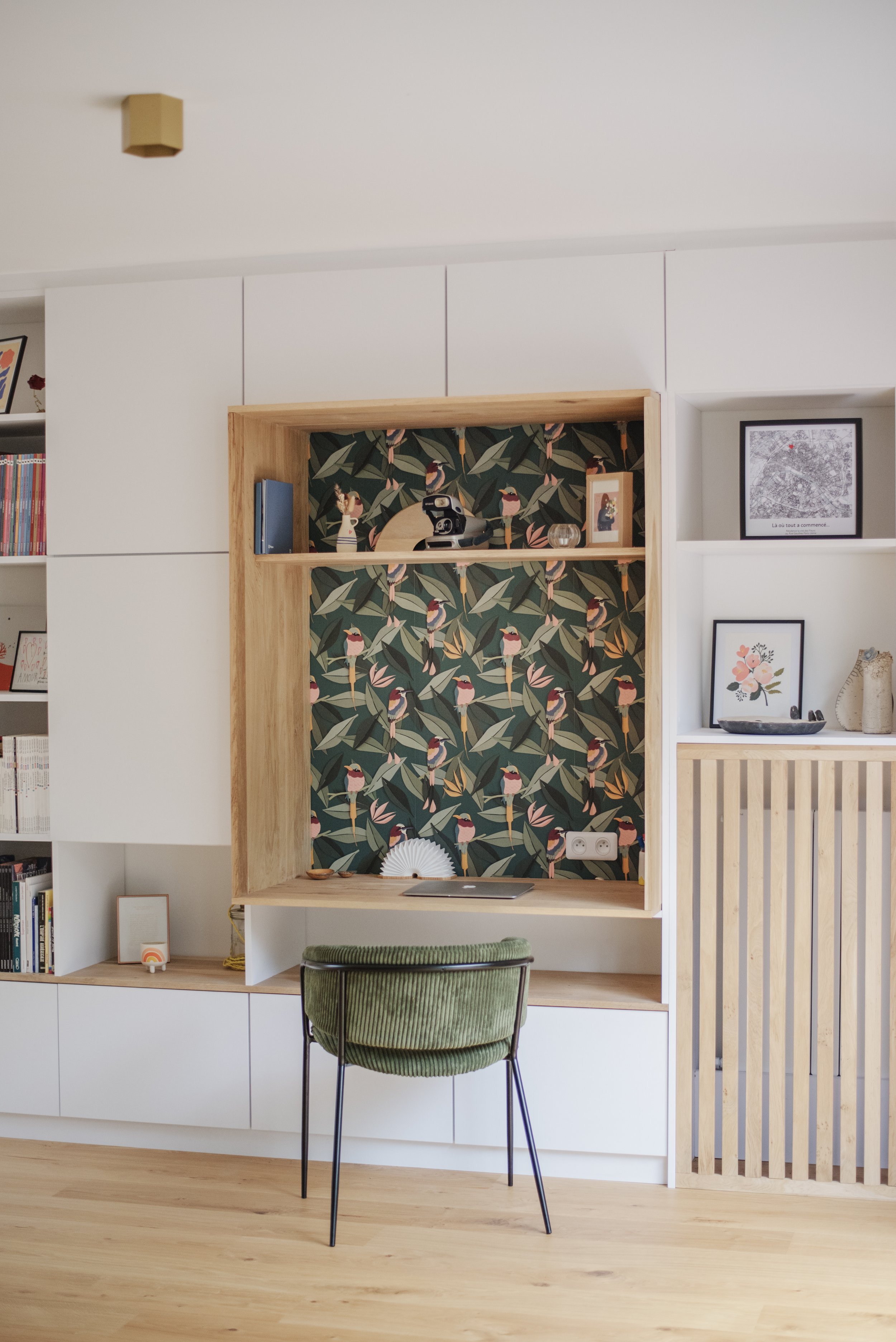 Photo d'un coin télétravail, meuble sur mesure blanc et bois. papier peint oiseaux.