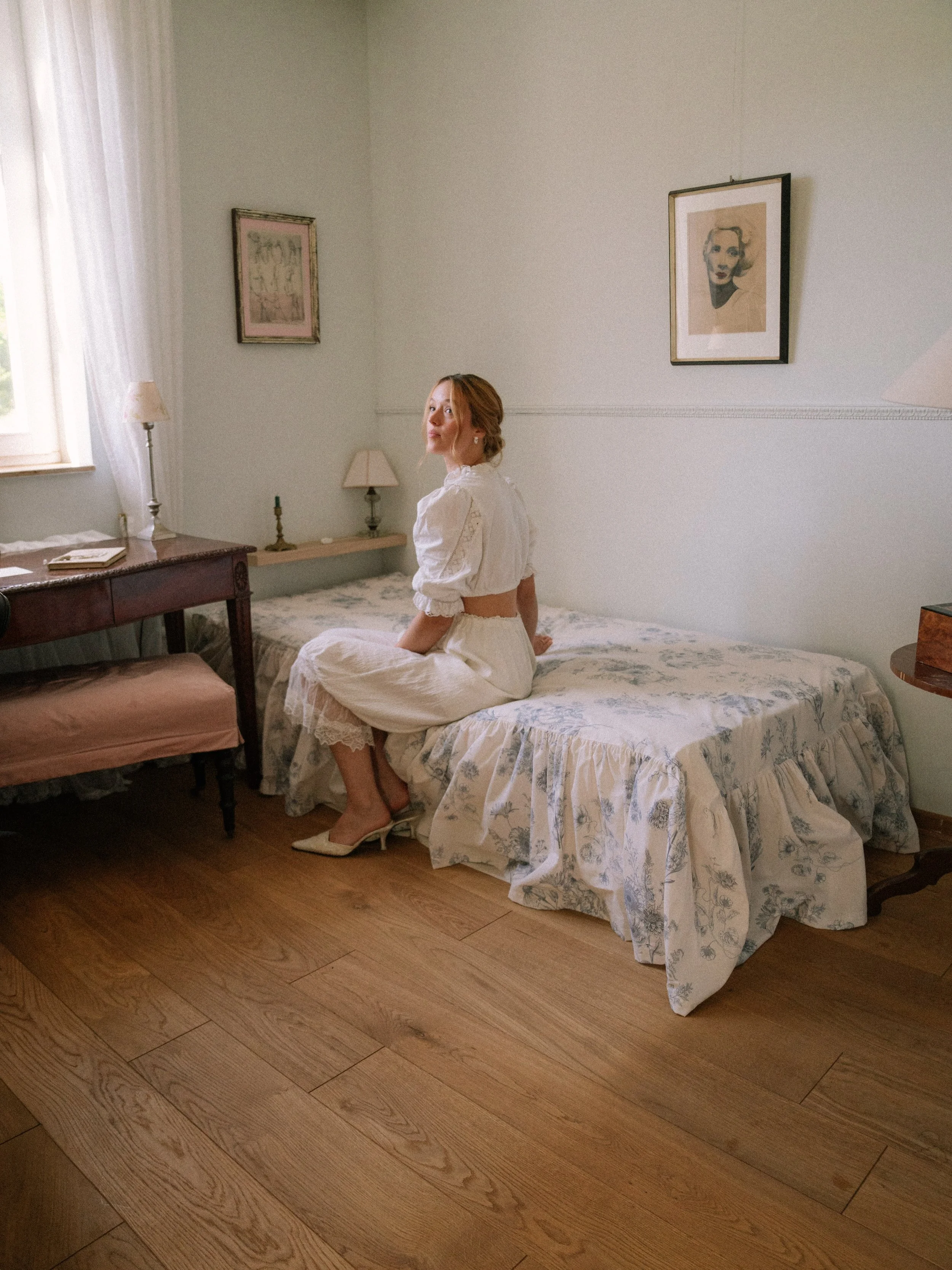 a soft light, and Oriana. 

╱ 
@beyondthenoise.workshops 

Creative Direction &amp; Hosts: @villafuchs_friederikenhof + @sylvischaffrath.weddings
Venue: @villafuchs_friederikenhof
Speaker: @sylvischaffrath.weddings 
Set Up Styling: @villafuchs_friede