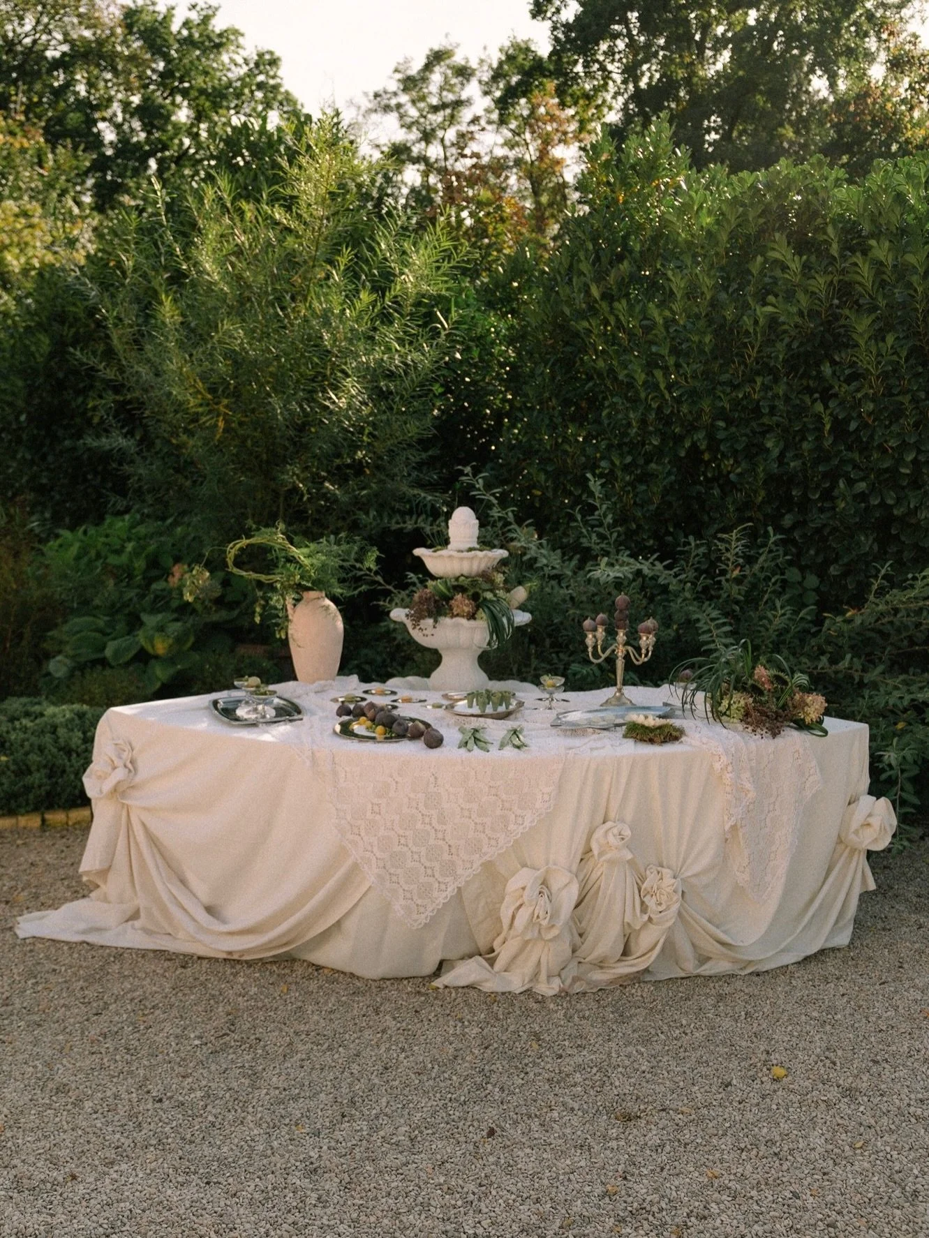 The art of gathering. 

with @beyondthenoise.workshops at @villafuchs_friederikenhof 

╱

Creative Direction &amp; Hosts: @villafuchs_friederikenhof + @sylvischaffrath.weddings
Venue: @villafuchs_friederikenhof
Speaker: @sylvischaffrath.weddings 
Set