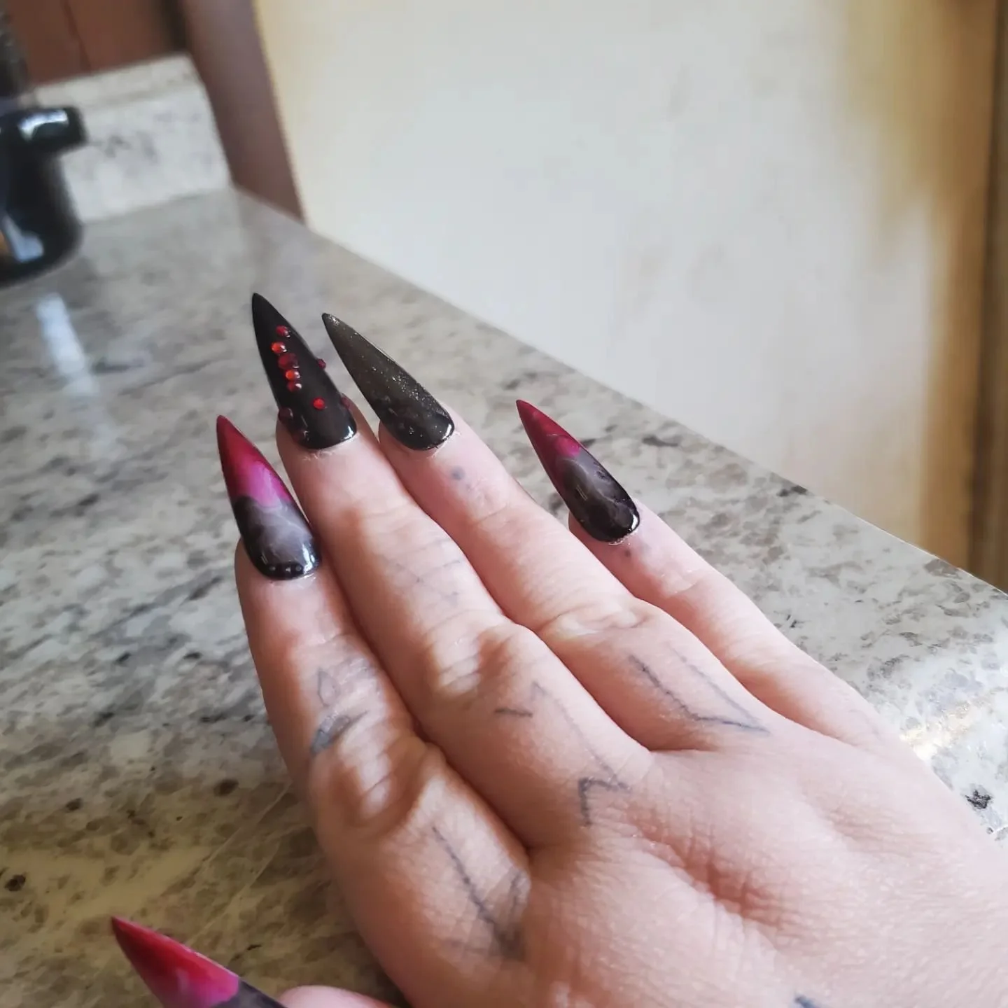 New nails ☺️ made by @prideineverynail
#nails #nailart #anitaknoxbooks