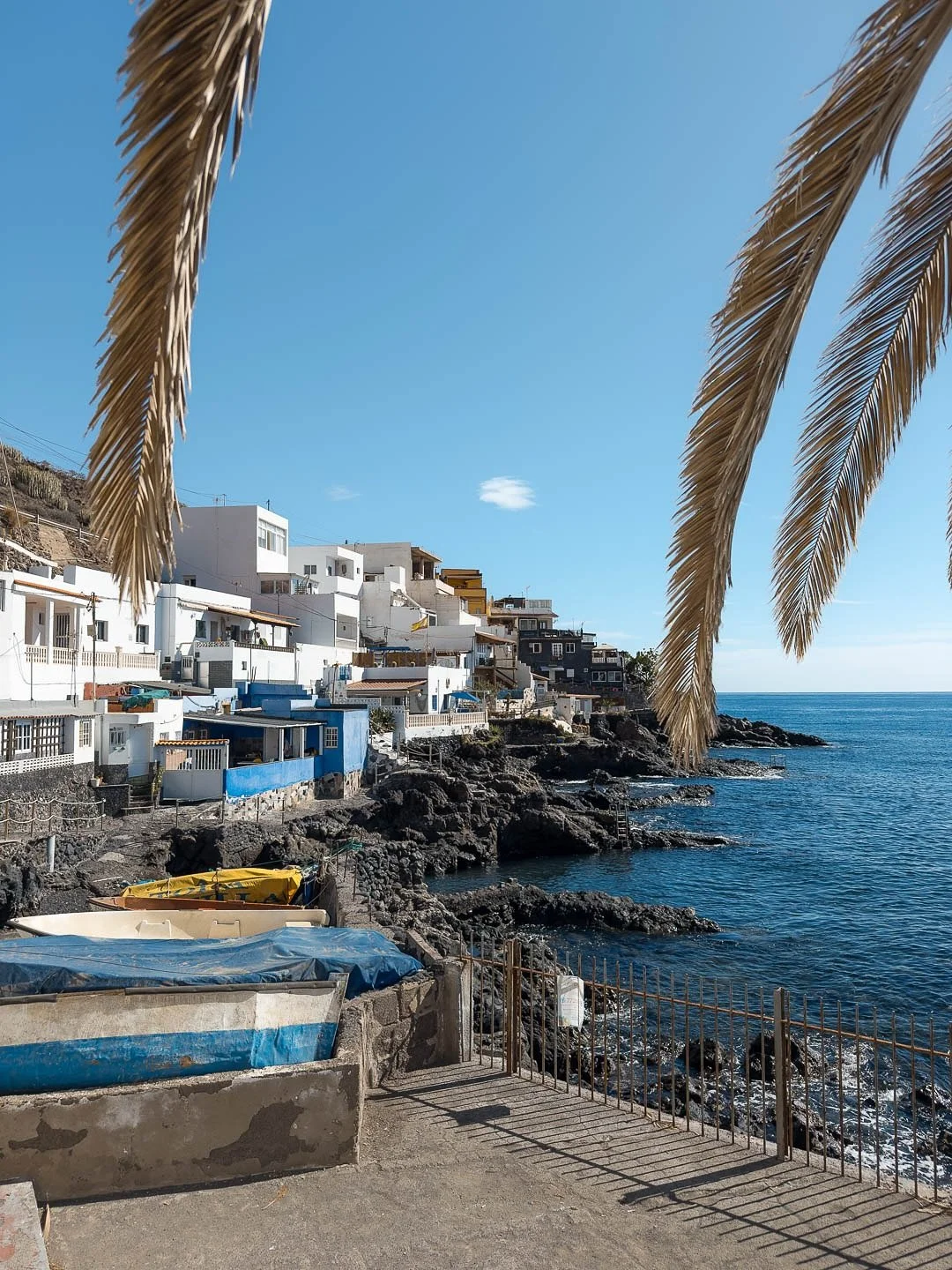 Bocacangrejo, un minuscule village de p&ecirc;cheurs o&ugrave; le temps semble s&rsquo;&ecirc;tre arr&ecirc;t&eacute;.
Des fa&ccedil;ades color&eacute;es, des chats au soleil et une ambiance relaxante loin des foules de Tenerife. 

.
.
.
.
#bocacangr