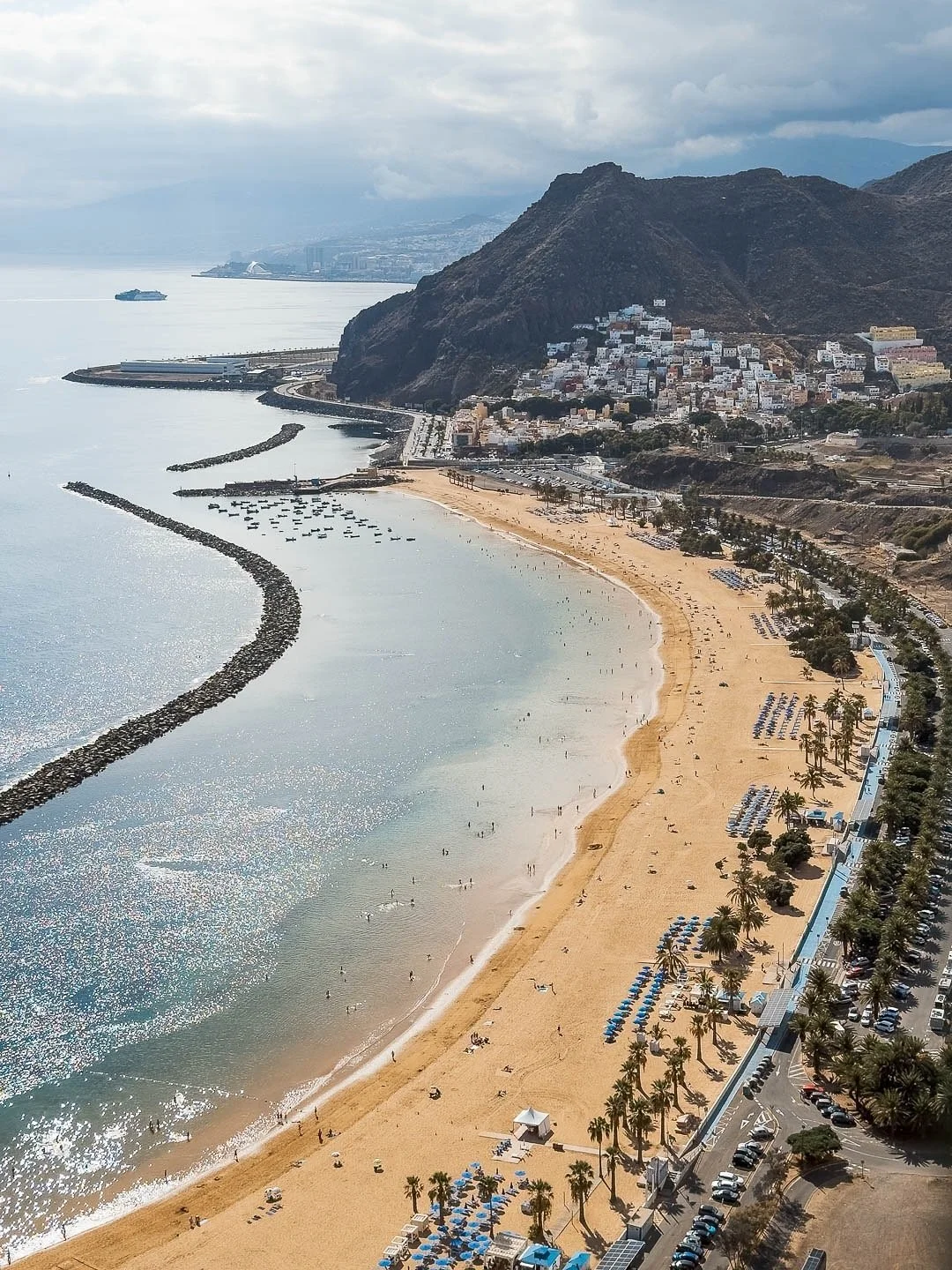 Santa Cruz est la capitale de l&rsquo;&icirc;le, situ&eacute;e la c&ocirc;te est.
Entre la plage de Teresitas, l&rsquo;auditorium et un parc aquatique avec de nombreuses piscines, la ville offre une belle parenth&egrave;se urbaine.

Santa Cruz &eacut