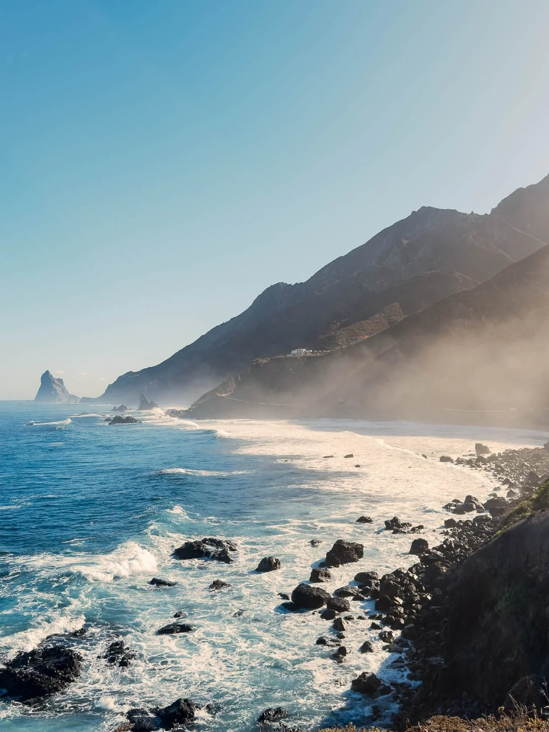 Les plages du nord de Tenerife, autour de Benijo, sont parmi les plus sauvages de l&rsquo;&icirc;le 🌊

Falaises abruptes, vagues puissantes et paysages sauvages.

Un incontournable loin du tourisme de masse. 

Envie d&rsquo;explorer T&eacute;n&eacut
