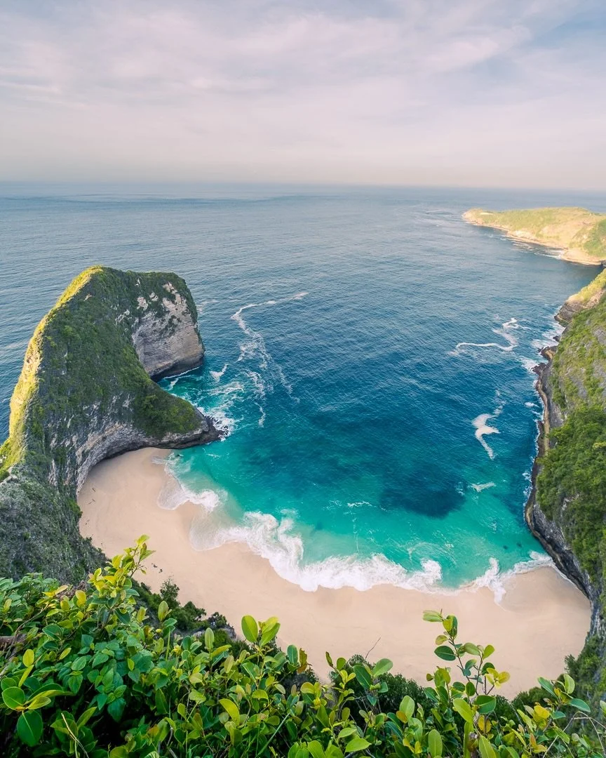 Kelingking Beach - L&rsquo;ascenseur du T-Rex mis K.O.

Kelingking, c&rsquo;est ce spot mythique o&ugrave; tout le monde accepte de souffrir : 🌡️ 40&deg;C, 🪜 un &ldquo;sentier&rdquo; qui ressemble plus &agrave; une punition, 🦵 et des cuisses qui b