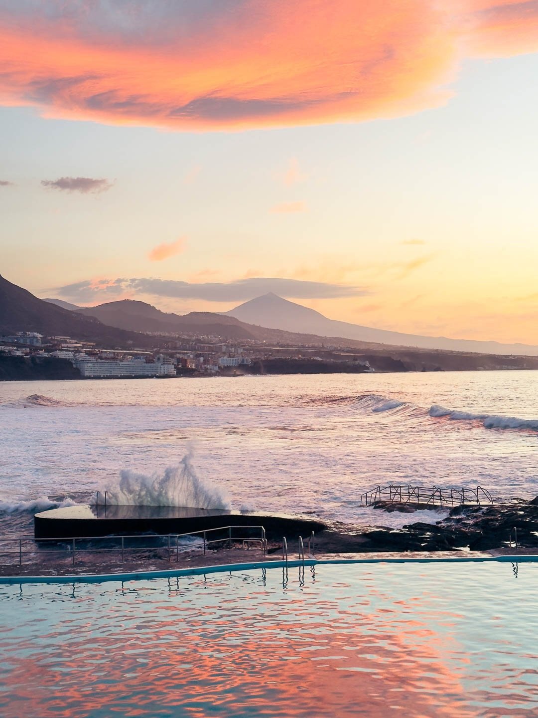 🌊 Punta Hidalgo, le spot o&ugrave; tu r&eacute;alises que ton appart &agrave; l&rsquo;ann&eacute;e n&rsquo;a vraiment pas la bonne vue.

On a pos&eacute; nos valises &agrave; Punta Hidalgo, dans un appart tellement face &agrave; la mer que si une va