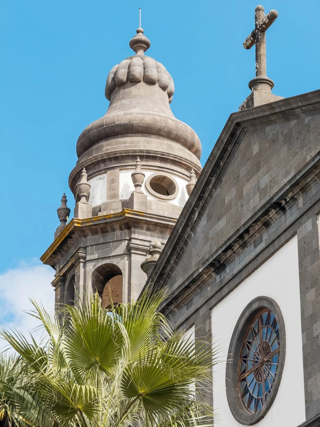 San Crist&oacute;bal de La Laguna, la ville o&ugrave; m&ecirc;me les b&acirc;timents ont plus de style que toi.

Bienvenue &agrave; La Laguna, cette p&eacute;pite color&eacute;e de Tenerife !

Ici, tu passes d&rsquo;une &eacute;glise &agrave; un caf&