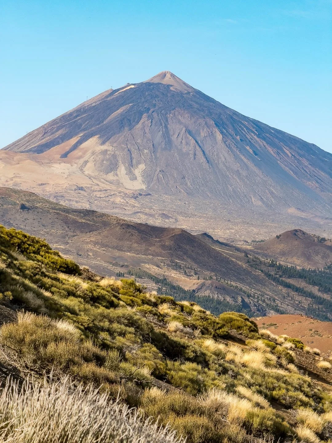 🌋 Le Teide : quand T&eacute;n&eacute;rife te rappelle que tu es minuscule

On a &eacute;t&eacute; litt&eacute;ralement &eacute;merveill&eacute;s par ces paysages &agrave; la fois lunaires et martiens.
 Quand tu prends la route TF21 et que tu travers