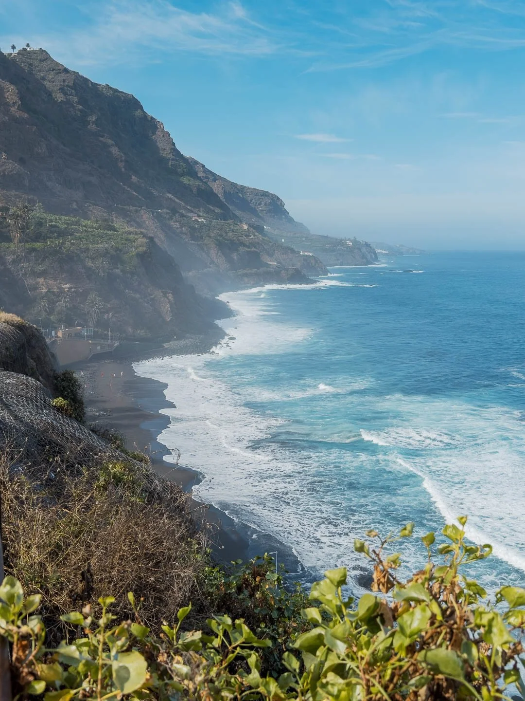 Puerto de la Cruz &agrave; Tenerife, un village hyper mignon, une ambiance tranquille et surtout une belle randonn&eacute;e le long de la c&ocirc;te, avec l&rsquo;oc&eacute;an en toile de fond.

En chemin, tu croises des plages de sable noir, typique