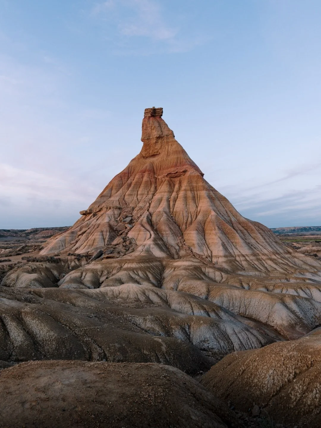 🏜️ Le d&eacute;sert des Bardenas : la claque, encore et toujours

En d&eacute;cembre, lors d&rsquo;un road trip en Andalousie, on s&rsquo;est offert un petit d&eacute;tour par le d&eacute;sert des Bardenas.
Un stop improvis&eacute; mais clairement i