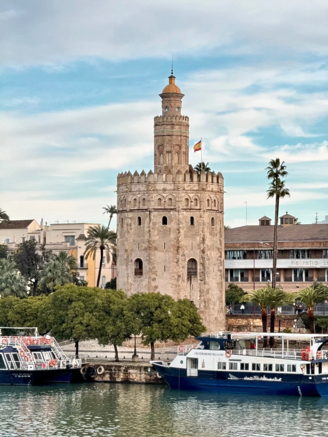 ☀️ S&eacute;ville &mdash; &eacute;pisode 2 : entre or, ar&egrave;nes et coup de c&oelig;ur

La Torre del Oro, pos&eacute;e au bord du Guadalquivir, parfaite pour une pause au soleil.
Les ar&egrave;nes de S&eacute;ville, mythiques et impressionnantes,