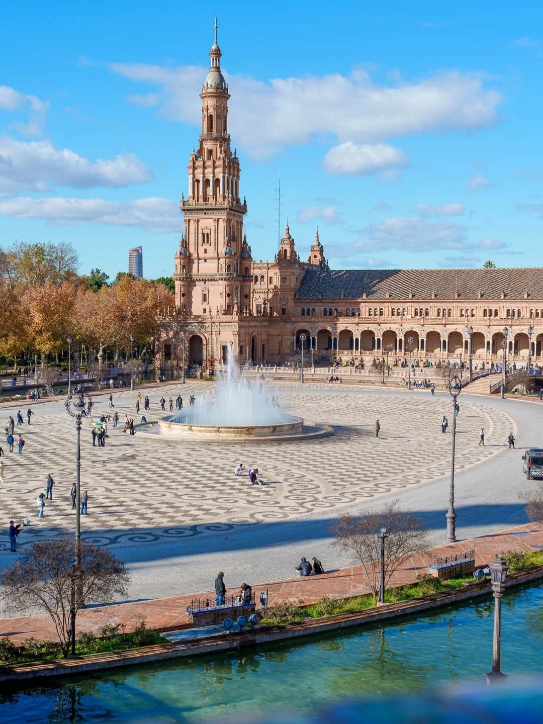 ☀️ S&eacute;ville - &eacute;pisode 3 : la Place d&rsquo;Espagne

Impossible de passer &agrave; c&ocirc;t&eacute; de la Place d&rsquo;Espagne. Grande, &eacute;l&eacute;gante, vivante et avec une ambiance unique.
Entre les danseurs de flamenco, les mus