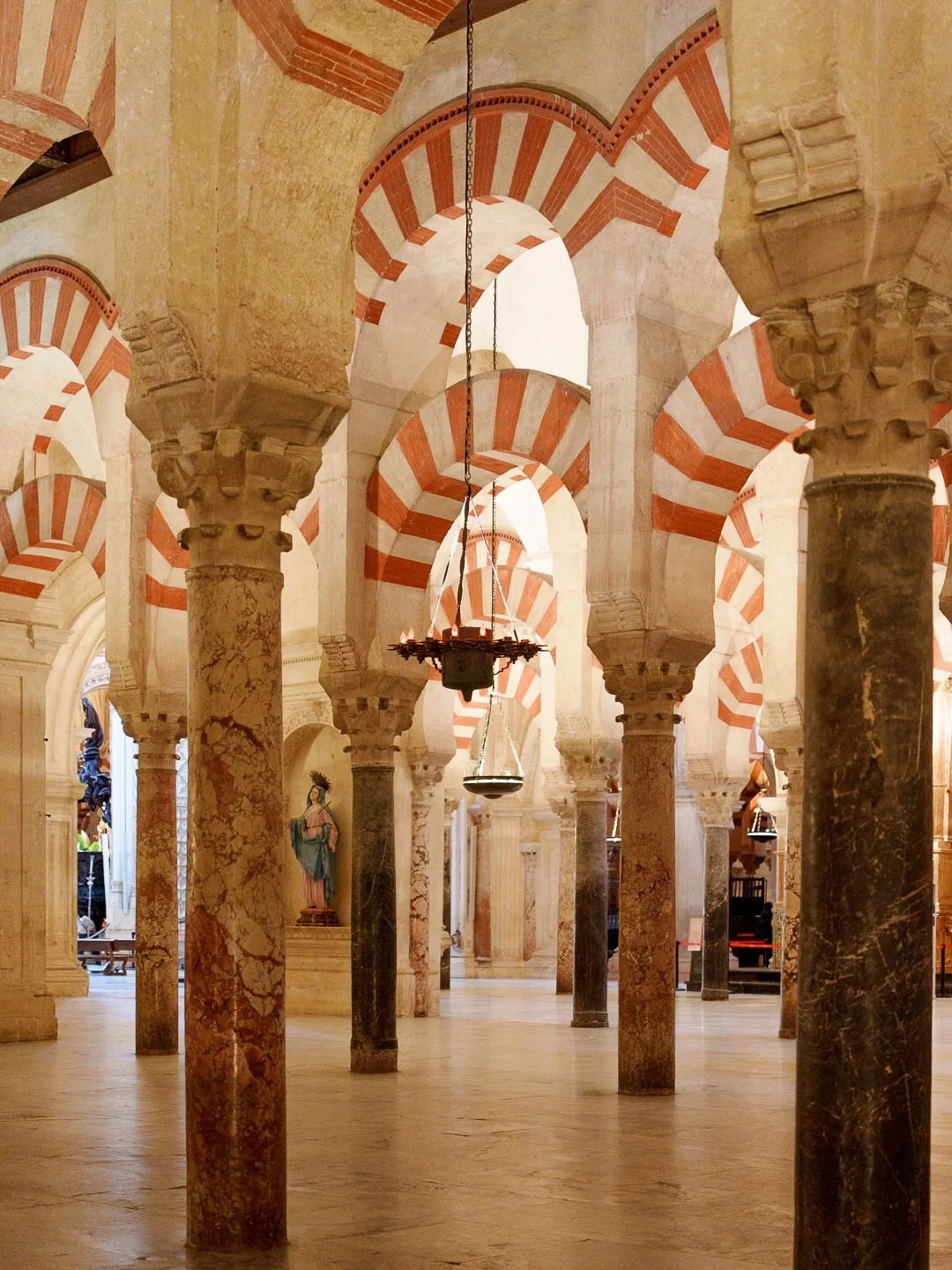 S&rsquo;il y a un lieu &agrave; ne pas manquer &agrave; Cordoue, c&rsquo;est bien la Mezquita-Cath&eacute;drale.

Un chef-d&rsquo;&oelig;uvre architectural unique, o&ugrave; les arcs rouge et blanc s&rsquo;encha&icirc;nent &agrave; l&rsquo;infini 😍.