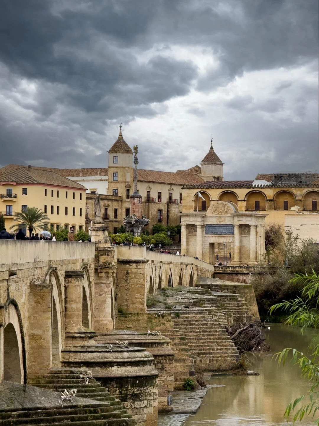 ☔️ Cordoue, version pluie

On a arpent&eacute; les rues de Cordoue sous la pluie.
Clairement pas la m&eacute;t&eacute;o id&eacute;ale&hellip; mais &eacute;trangement, &ccedil;a avait son charme.

Les ruelles brillantes, les fa&ccedil;ades encore plus