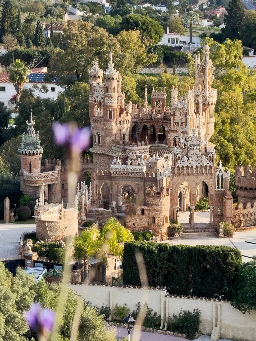 Entre Malaga et Marbella, on a d&eacute;couvert un endroit compl&egrave;tement improbable : le Ch&acirc;teau de Colomares.

Et non, ce n&rsquo;est pas un vrai ch&acirc;teau m&eacute;di&eacute;val.
C&rsquo;est un monument construit dans les ann&eacute
