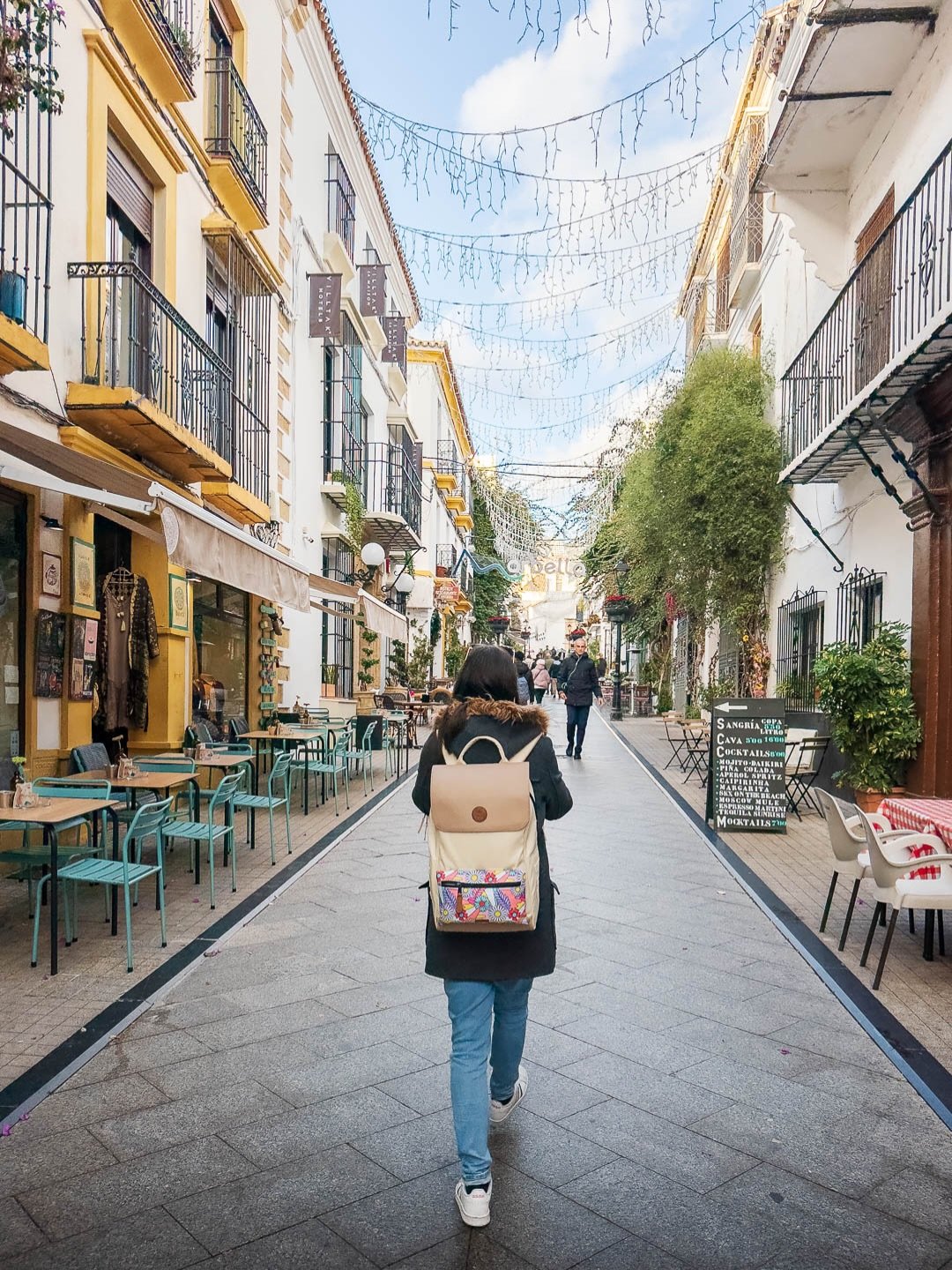 🤍 Le charme andalou en version carte postale

Des ruelles blanches, des murs de fleuris, des petites places, c&rsquo;est le genre de village typique que l&rsquo;on adore.

Ici, chaque coin de rue a son d&eacute;tail, une porte color&eacute;e, un bal