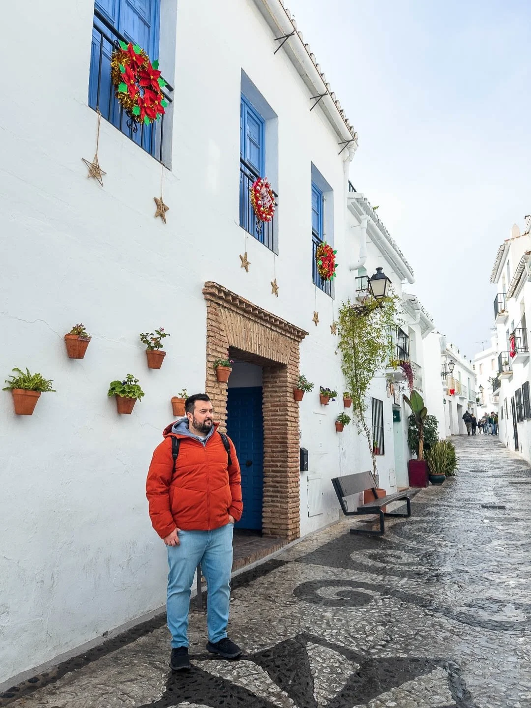Parfois, les meilleurs endroits ne sont pas sur l&rsquo;itin&eacute;raire.
Juste un d&eacute;tour et une belle surprise.

Perch&eacute; dans les hauteurs, ce petit village blanc semble suspendu entre mer et montagne.

Des ruelles pav&eacute;es qui se
