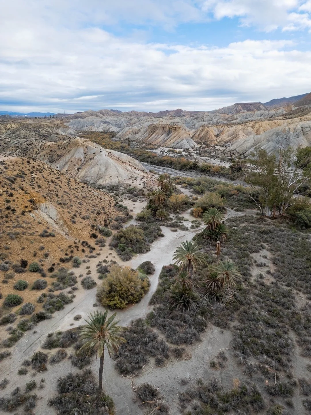 Il y a des endroits o&ugrave; tu arrives et tu te demandes si tu n&rsquo;as pas chang&eacute; de continent sans t&rsquo;en rendre compte. 

Des reliefs sculpt&eacute;s par le vent, des couleurs ocre, des pistes poussi&eacute;reuses &agrave; perte de 