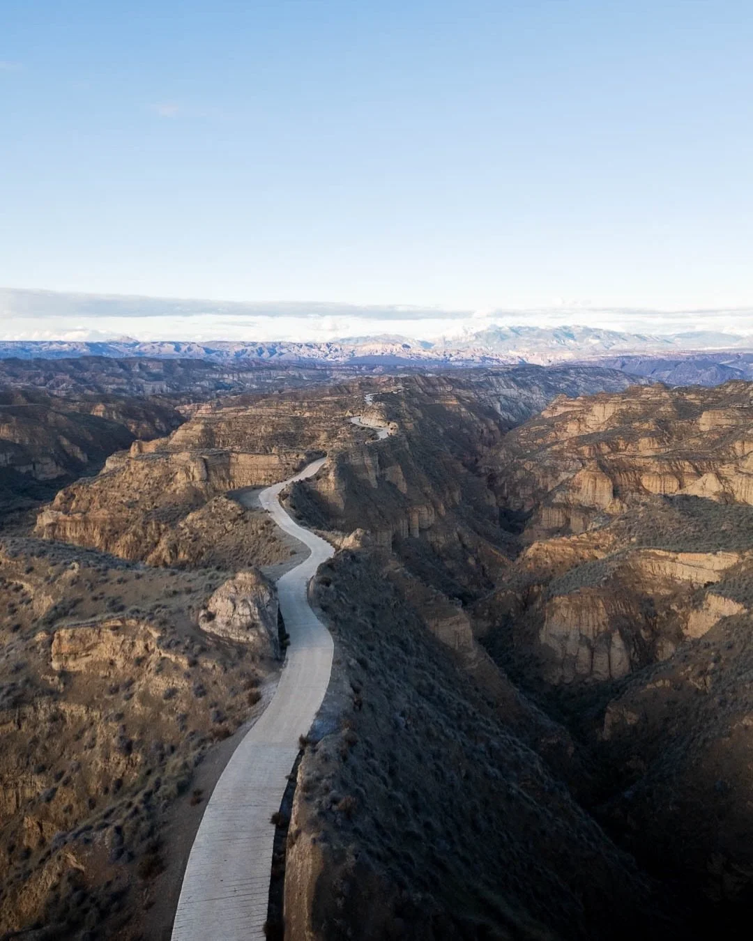 Encore un d&eacute;sert et on en a pris plein les yeux 😍
Des paysages &agrave; perte de vue.
Des reliefs fa&ccedil;onn&eacute;s par le temps.
Et nous, tout petits au milieu de cette immensit&eacute;.

Au d&eacute;sert de Gorafe, il n&rsquo;y a pas d