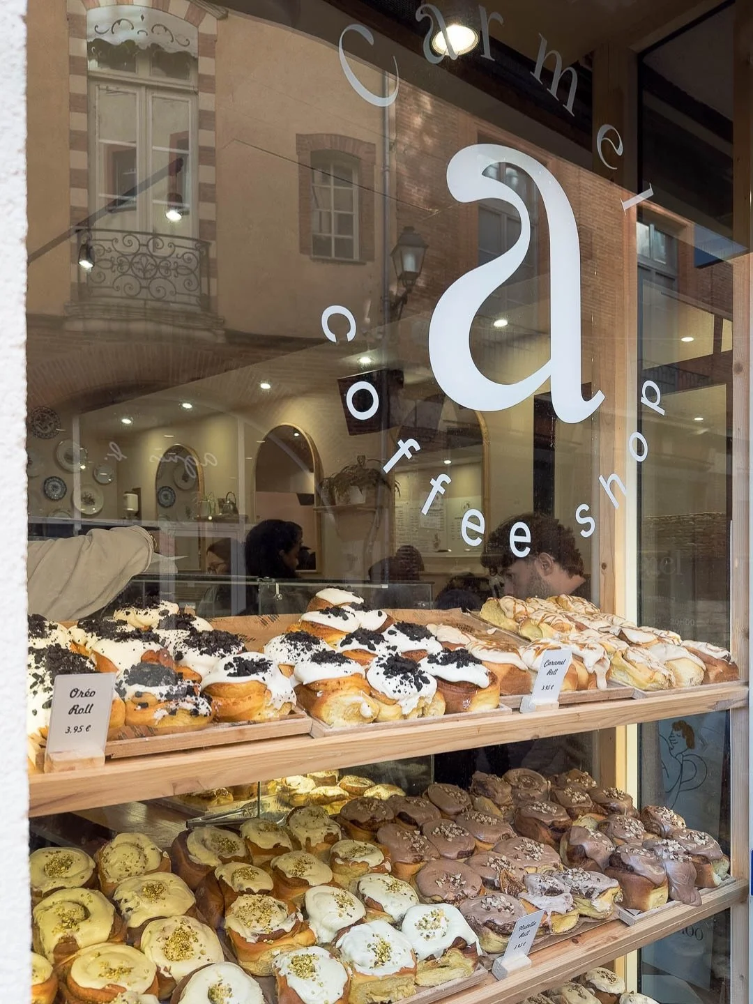 Quand on a appris qu&rsquo;il existait un coffee shop sp&eacute;cialis&eacute; uniquement dans les cinnamon rolls, notre curiosit&eacute; (et surtout notre gourmandise) a pris le dessus.
Direction @carmelcoffeeshop et verdict : des cinnamon rolls moe