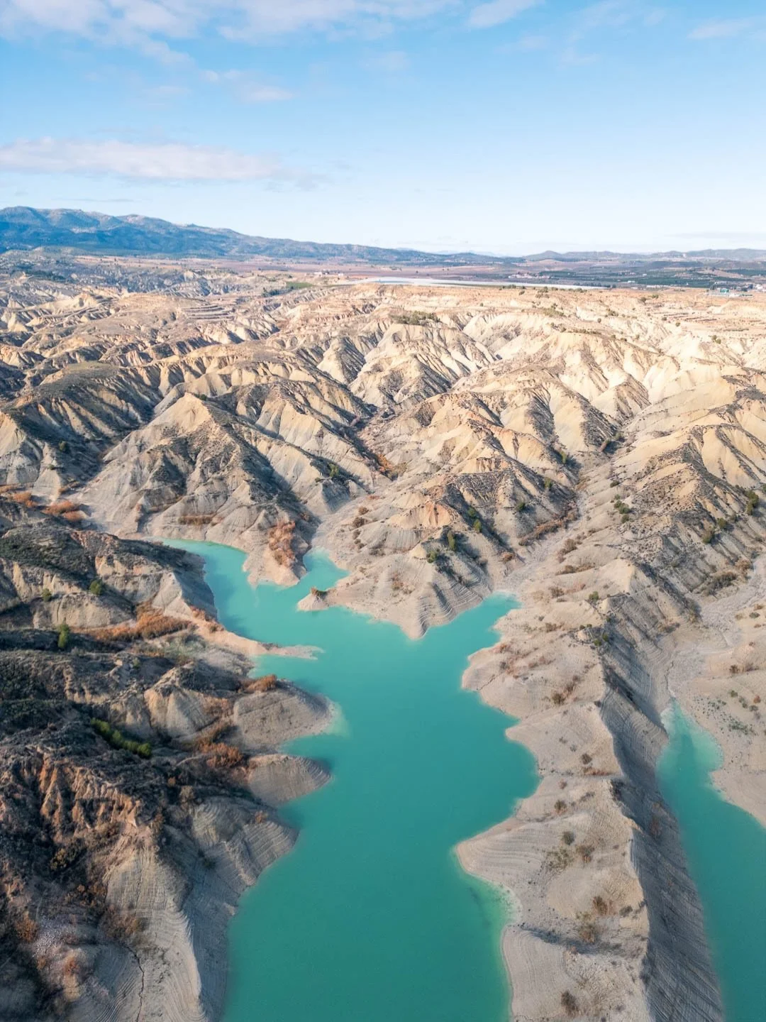 Notre gros coup de c&oelig;ur 💛

Les Barrancos de Gebas, c&rsquo;est un paysage compl&egrave;tement fou : des canyons &agrave; perte de vue
et au milieu de ce d&eacute;cor presque lunaire, ce lac artificiel &agrave; l&rsquo;eau turquoise.

Le genre 