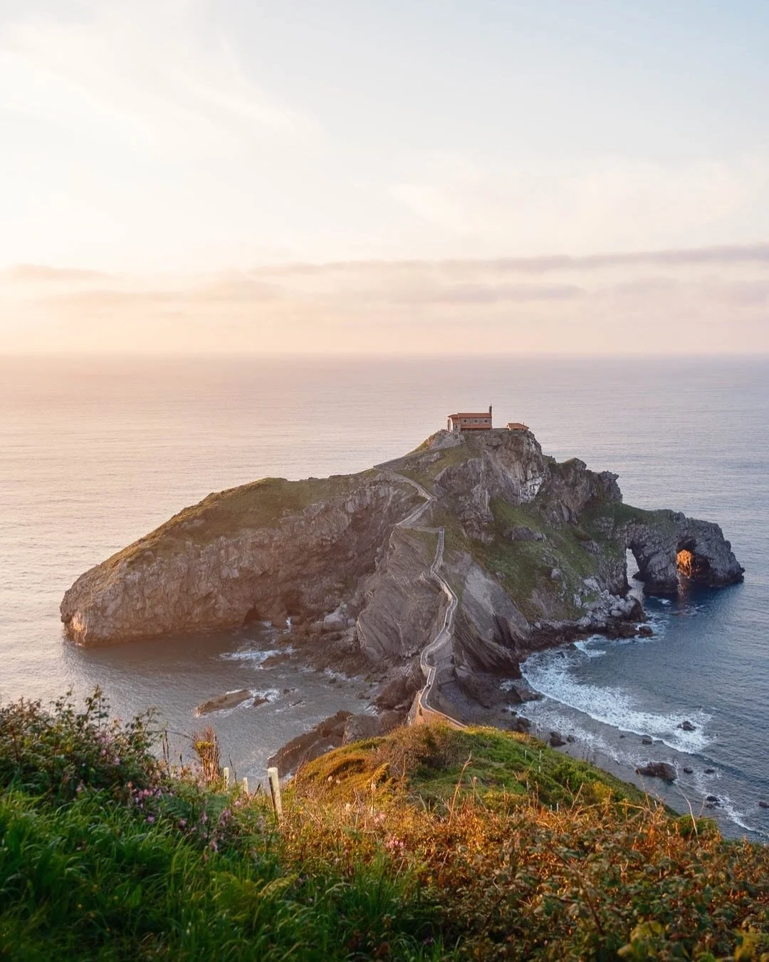 C&rsquo;est le spot le plus photographi&eacute; du Pays Basque espagnol, vu et revu sur Instagram.

On se m&eacute;fie toujours un peu des endroits qu&rsquo;on voit partout sur Instagram. Tu sais, ces spots o&ugrave; tu te dis : &laquo;&nbsp;En vrai,