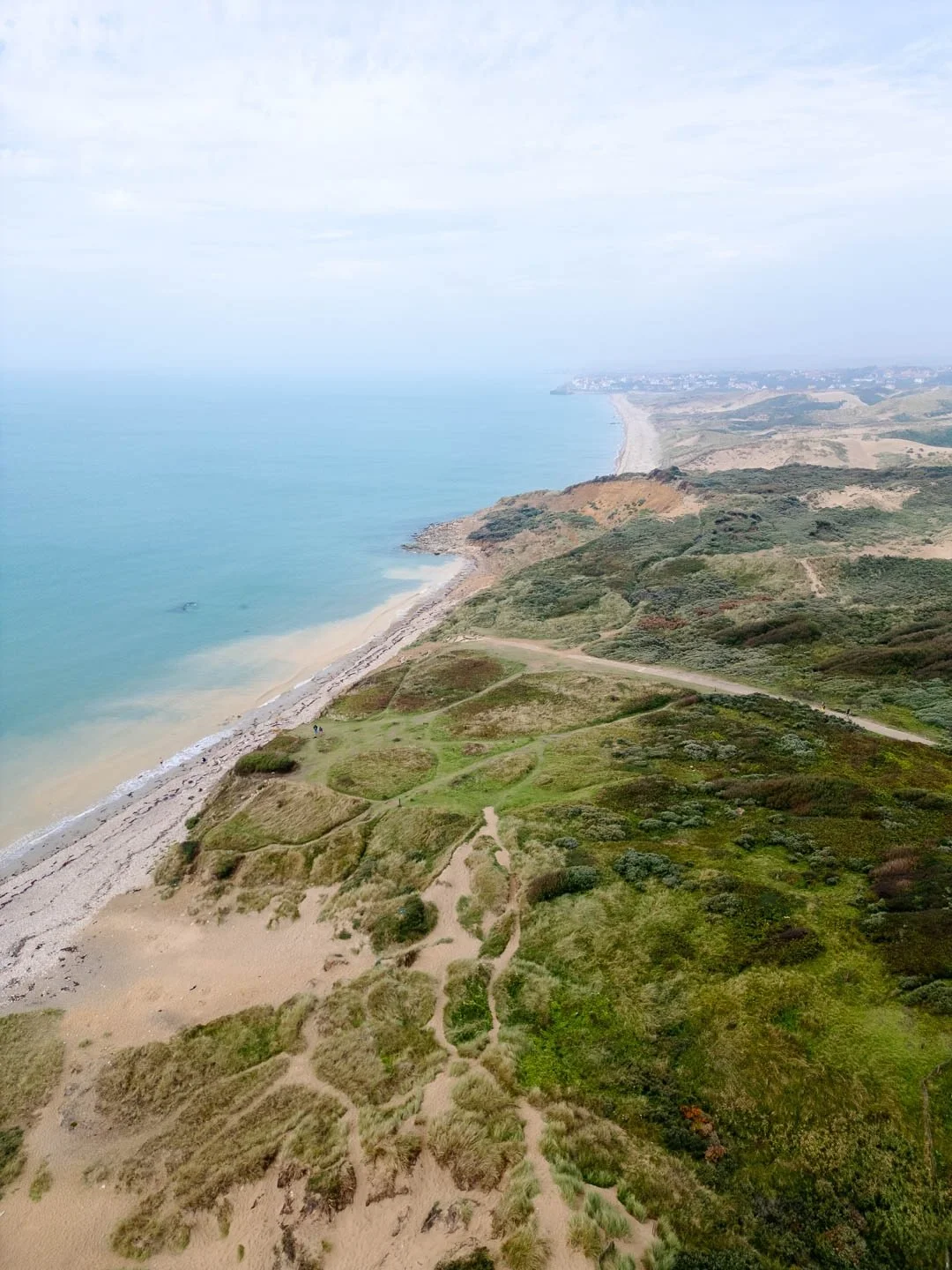La C&ocirc;te d&rsquo;Opale, c&rsquo;est pas le Sud. Pas le bleu turquoise de la M&eacute;diterran&eacute;e, pas les 30&deg;C garantis. Mais c&rsquo;est peut-&ecirc;tre pour &ccedil;a qu&rsquo;on l&rsquo;a trouv&eacute;e aussi belle. 🌿

Des dunes, d