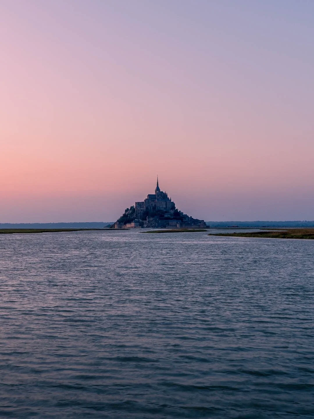 Pos&eacute; au milieu de sa baie, le Mont-Saint-Michel attire chaque ann&eacute;e des millions de visiteurs. Et lorsqu&rsquo;il appara&icirc;t au loin, on comprend pourquoi 😍

Entre les ruelles m&eacute;di&eacute;vales, les remparts et l&rsquo;abbay