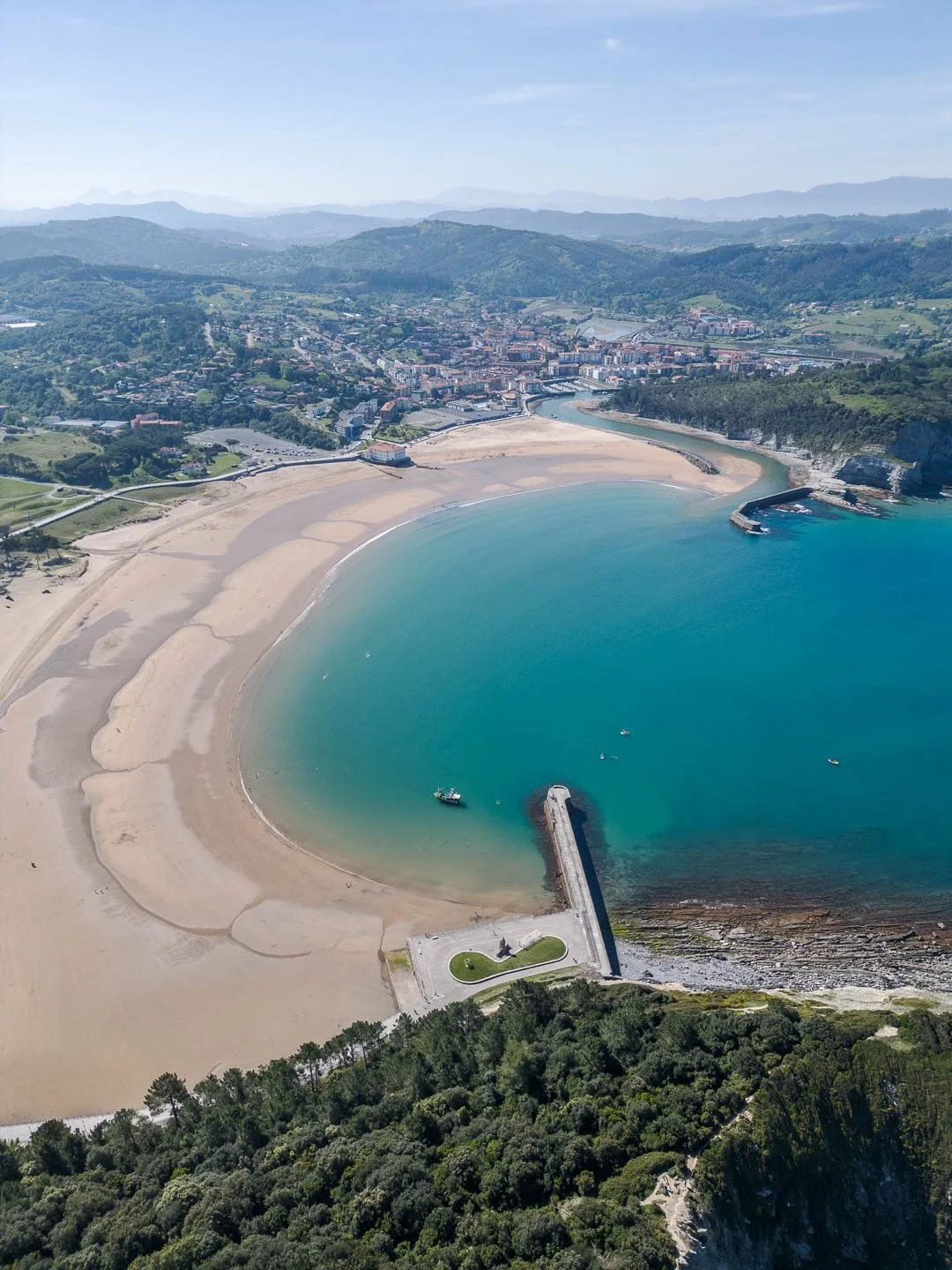 Une eau turquoise au Pays basque espagnol ? 
On a m&ecirc;me regard&eacute; deux fois pour v&eacute;rifier qu&rsquo;on &eacute;tait toujours au Pays basque 😅

On a commenc&eacute; par d&eacute;couvrir Plentzia, puis on a continu&eacute; jusqu&rsquo;