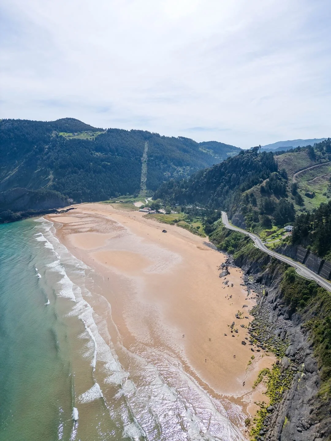 On a pris une claque visuelle.
Sable jaune, eau turquoise, montagnes vertes tout autour&hellip; le pays basque nous offre ce qu&rsquo;il a de plus beau. 

On y est all&eacute; hors saison, parking vide, plage quasi d&eacute;serte, on a profit&eacute;