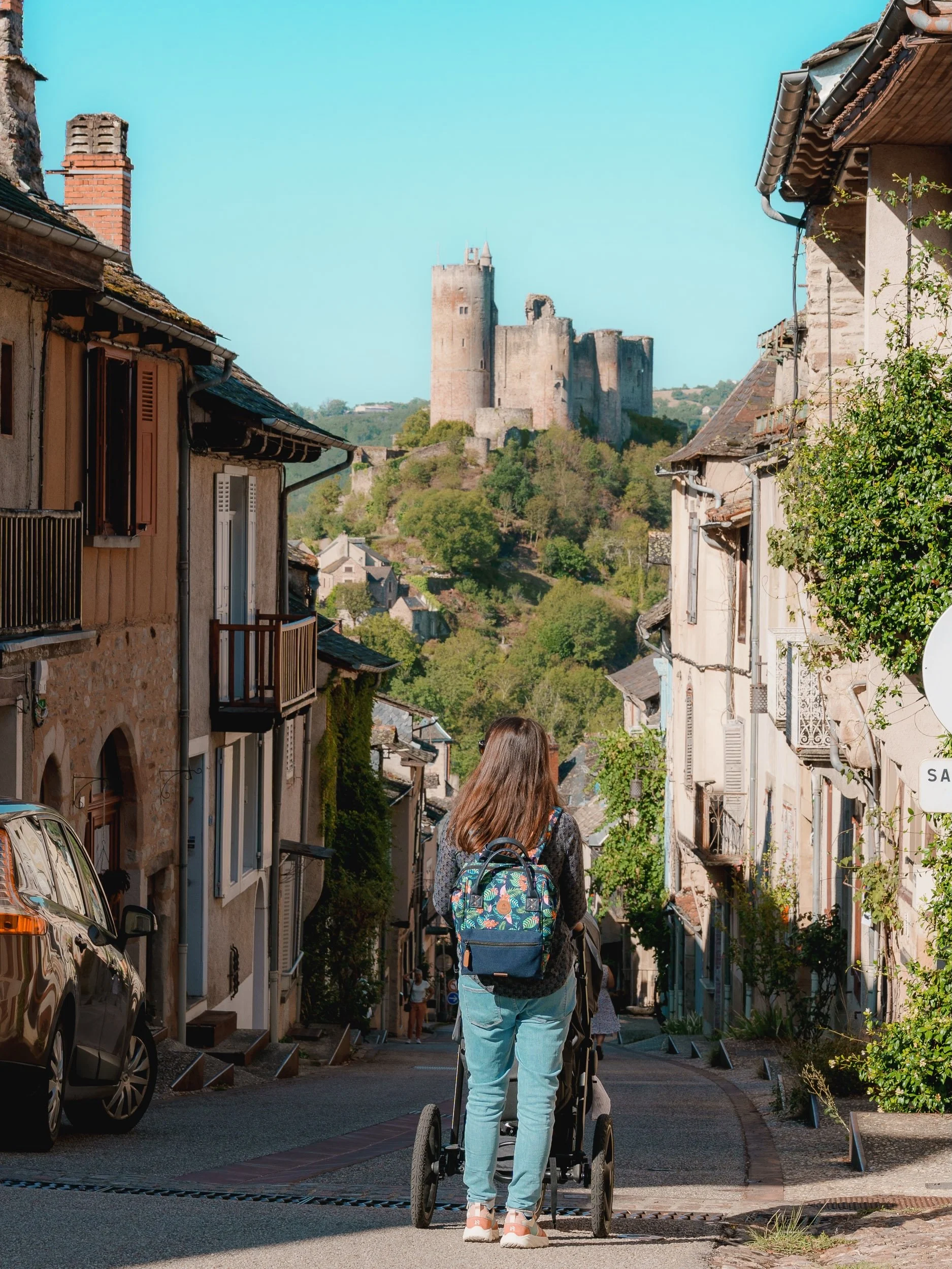 Direction l&rsquo;Aveyron, dans l&rsquo;un des Plus Beaux Villages de France.

C&rsquo;est un petit village m&eacute;di&eacute;val perch&eacute;, avec ses jolies maisons en pierre, ses petites ruelles et son ch&acirc;teau qui domine la vall&eacute;e.