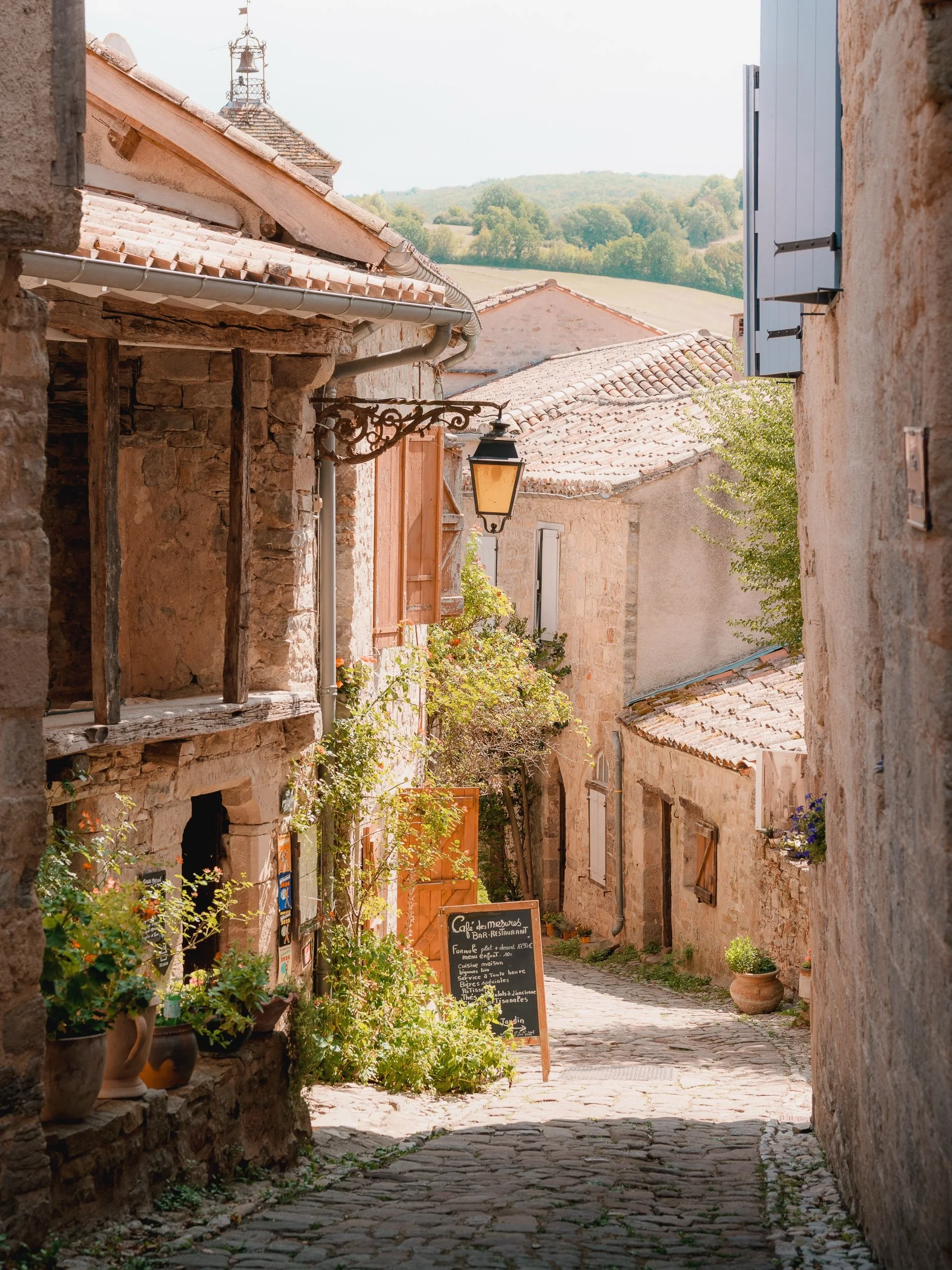 Petite d&eacute;couverte dans le Tarn 🤎

Un petit village en pierres, perch&eacute; au milieu de la nature, avec un ch&acirc;teau qui domine tout le paysage. 

Et forc&eacute;ment, qui dit balade dit petite pause gourmande. 
On s&rsquo;est pris une 