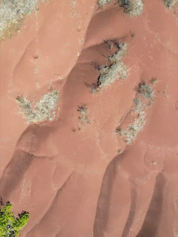 On avait vu passer des photos de cet endroit et forc&eacute;ment, on avait envie de voir &ccedil;a de nos propres yeux.

Vu d&rsquo;en haut, c&rsquo;est vrai que le paysage est assez incroyable. Les reliefs, les couleurs, en drone, &ccedil;a rend vra