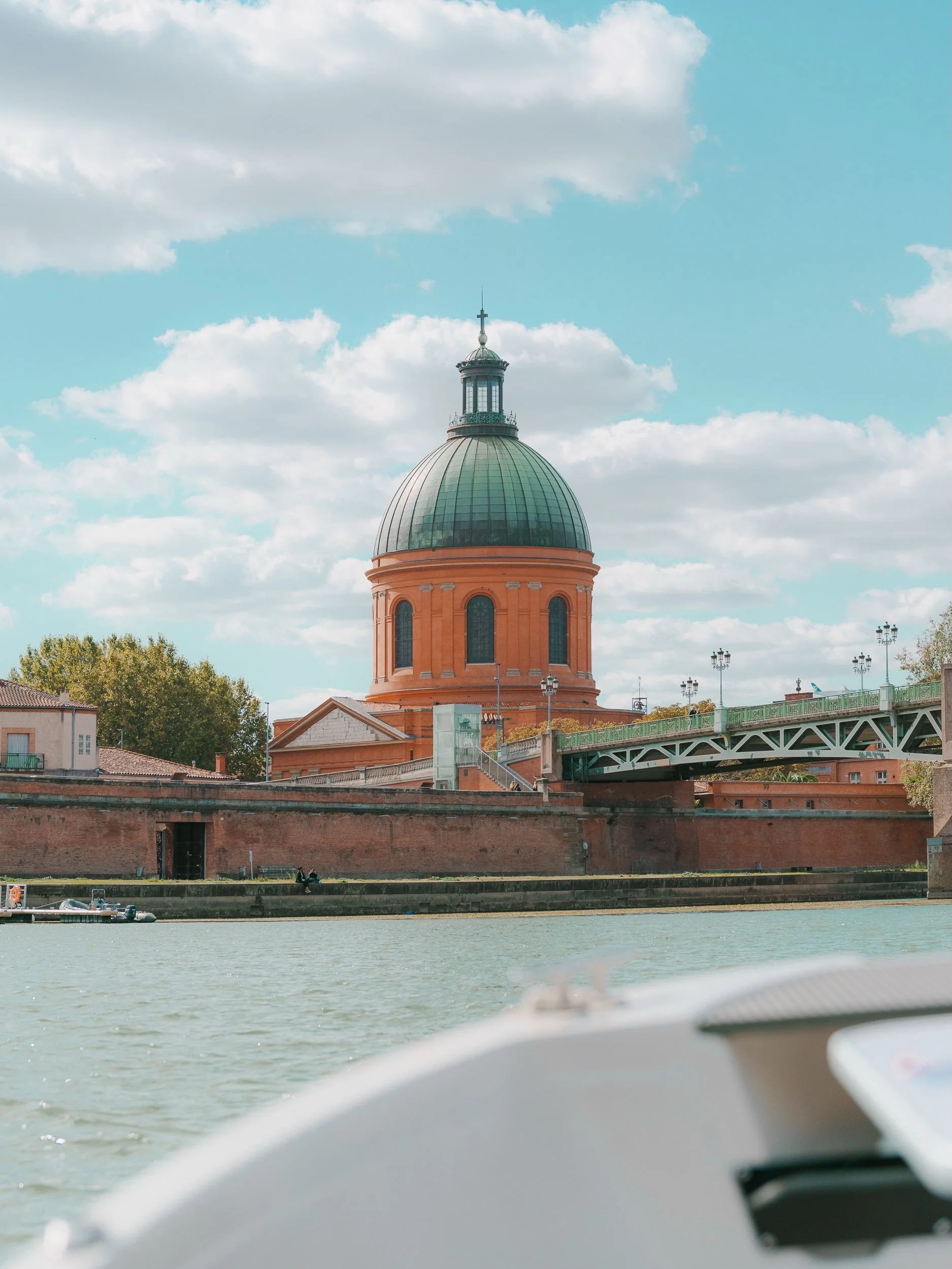 Tu connais Toulouse depuis les quais mais tu l&rsquo;as d&eacute;j&agrave; d&eacute;couverte depuis la Garonne ? 

On a test&eacute; une petite balade en bateau &eacute;lectrique avec @les_caboteurs avant la fin de la saison, c&rsquo;est une chouette