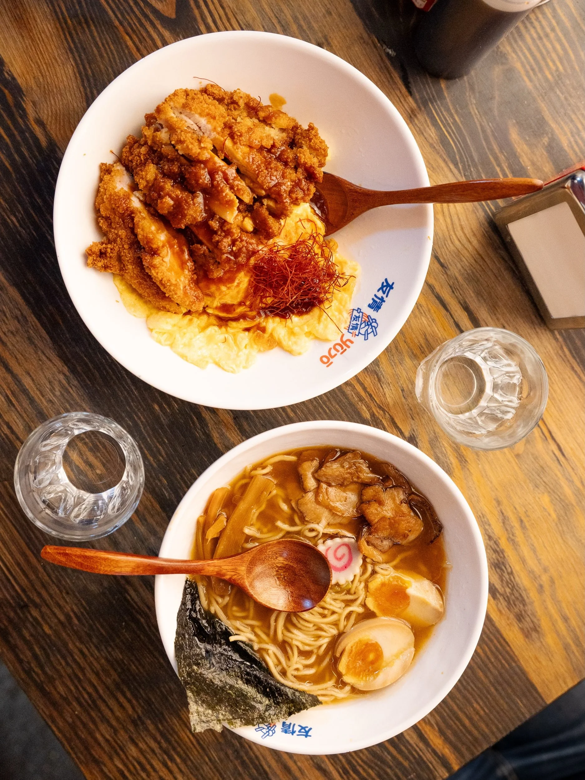 On a trouv&eacute; un petit bout du Japon &agrave; Toulouse ! 🇯🇵🍜

On a test&eacute; @yujo_ramen et franchement, c&rsquo;&eacute;tait super bon !

Mais ce qui nous a le plus marqu&eacute;s, c&rsquo;est la d&eacute;co. On se croirait dans une petit